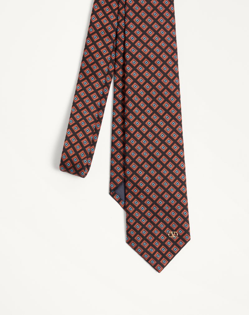 Gravata Valentie em jacquard de algodão com motivo Chamber e detalhe do logotipo V exclusivo.