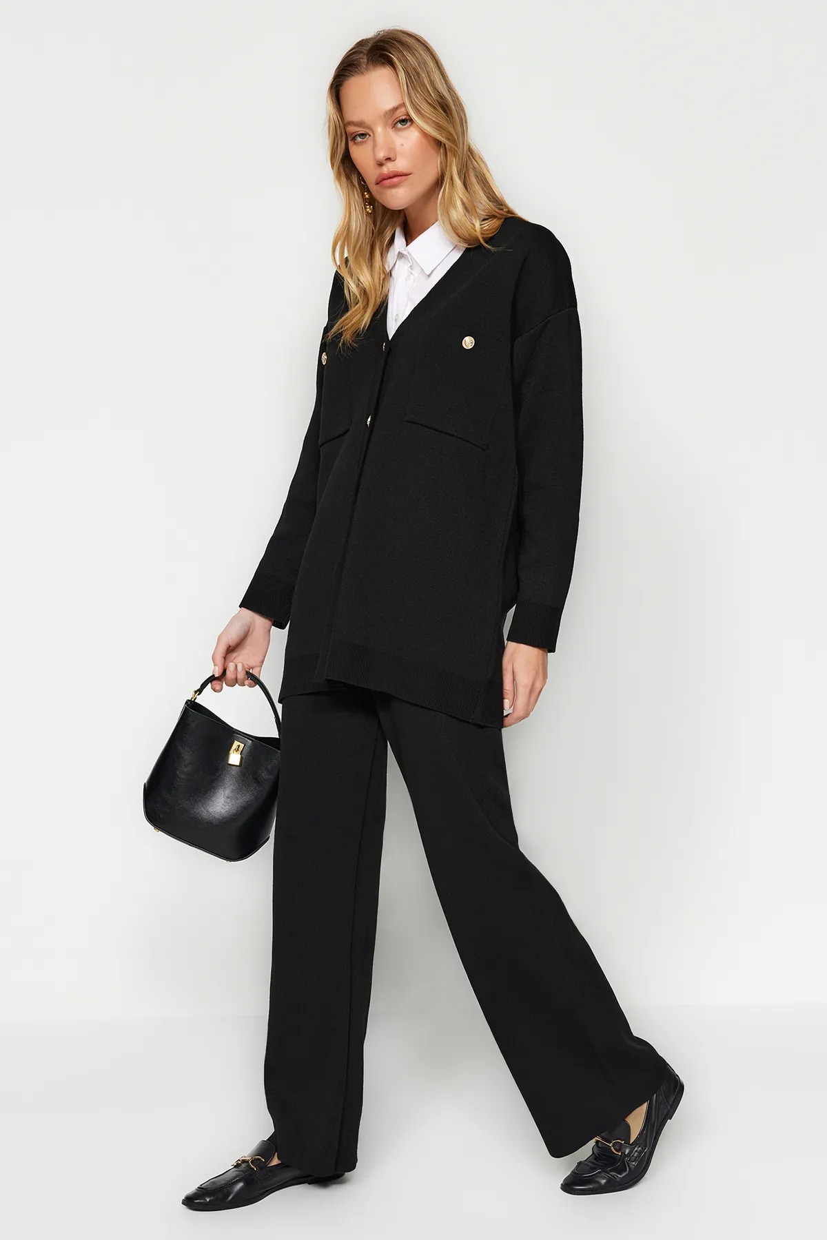 Trendyol Modest  Schwarzes Strickoberteil- und -unterteil-Set mit geknöpfter Strickjacke und Hose TCTAW24US00048