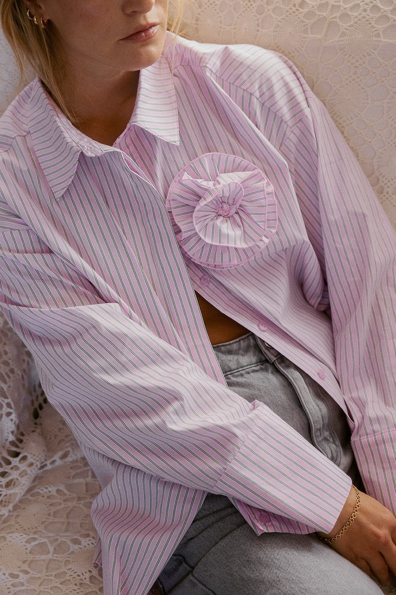 Gestreiftes Oversized-Hemd mit Blumenmuste