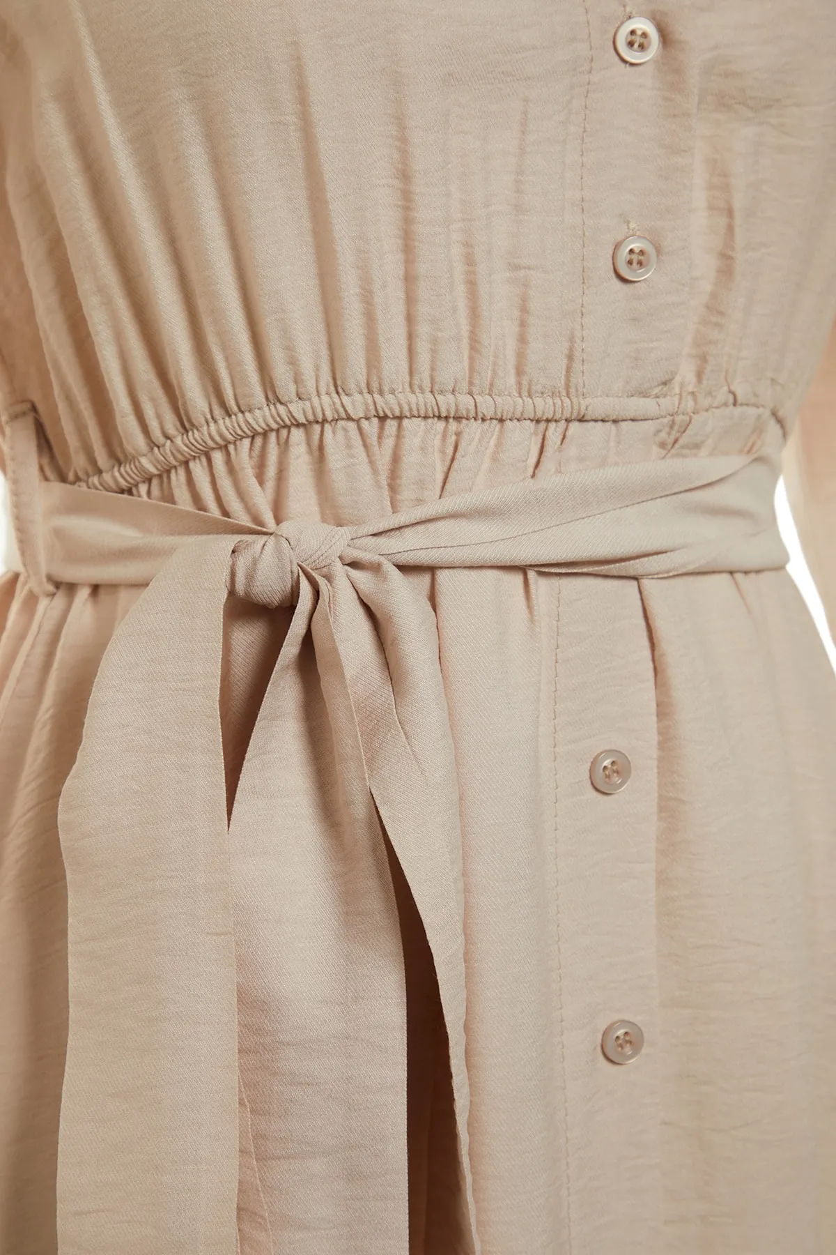 Trendyol Modest  Beiges Hemdblusenkleid aus Webstoff mit Gürtel, Schulterdetail, Rock und Volant TCTSS21EL3887
