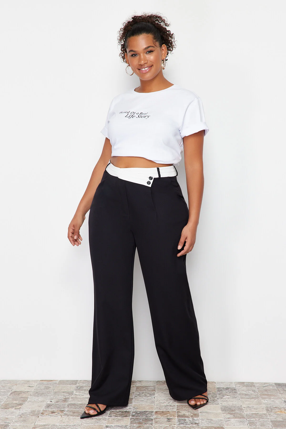 Trendyol Curve  Schwarze Webhose mit hoher Taille und weitem Bein TBBSS24AR00016