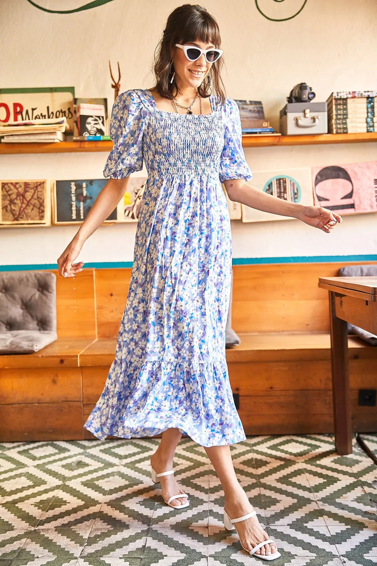Olalook  Damenkleid aus gewebter Viskose in Blau und Weiß mit Blumenmuster ELB-19001483
