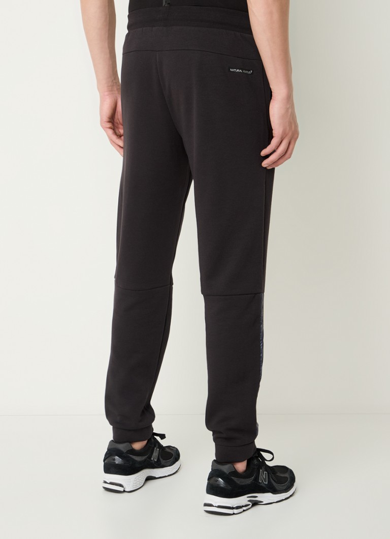 Pantaloni de trening slim fit de la Emporio Armani, cu buzunare laterale și logo.