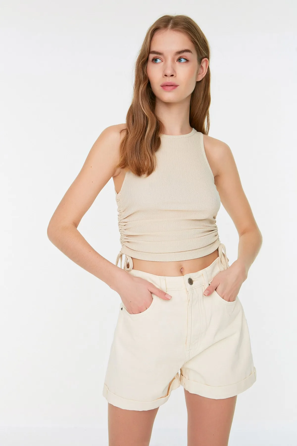Trendyol Collection  Kurz gestrickte Bluse aus knitterigem Stoff mit Stone Gathering-Details THMSS22BZ1016