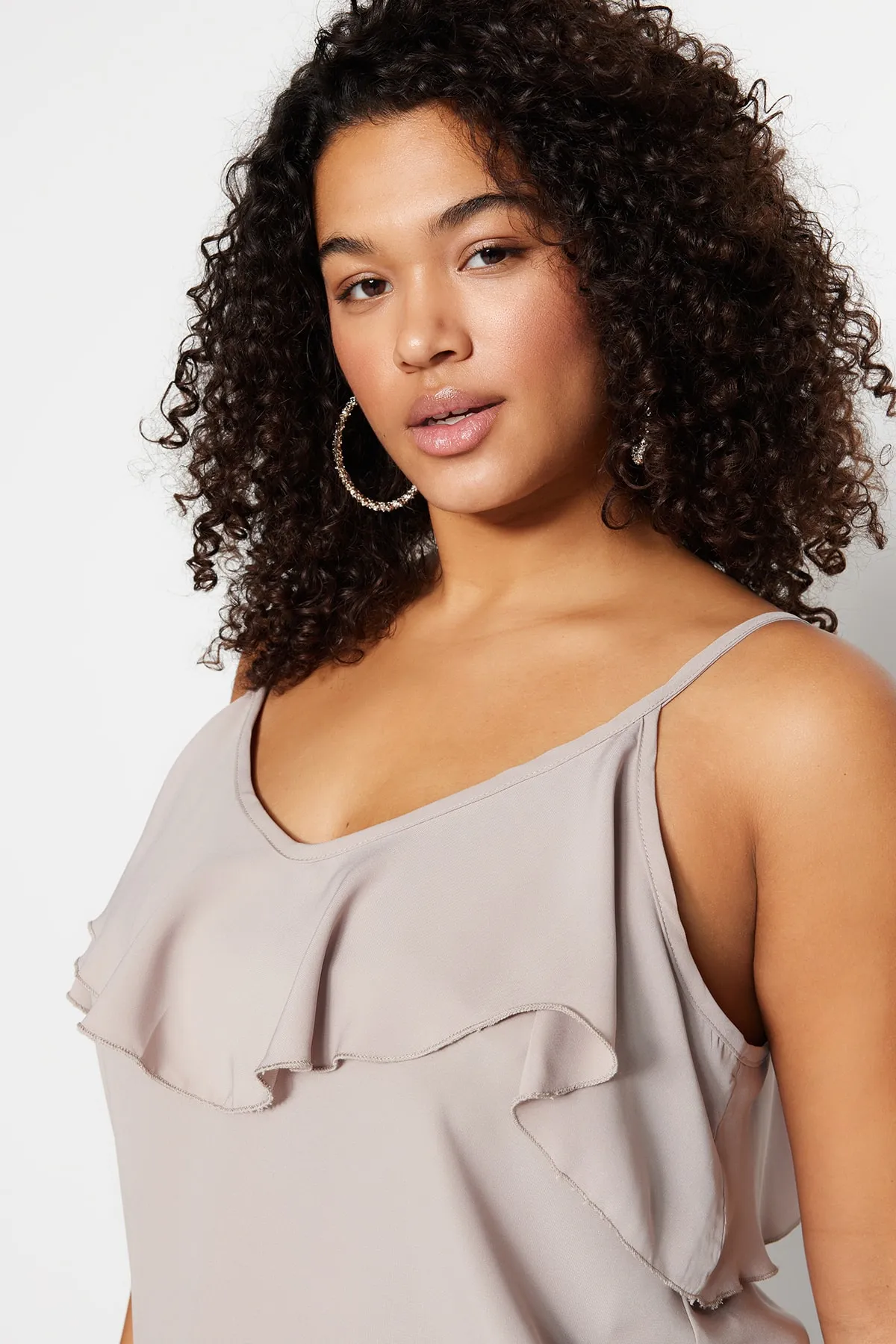 Trendyol Curve  Beige gewebte Bluse mit Volantkragen TBBSS22AF0023