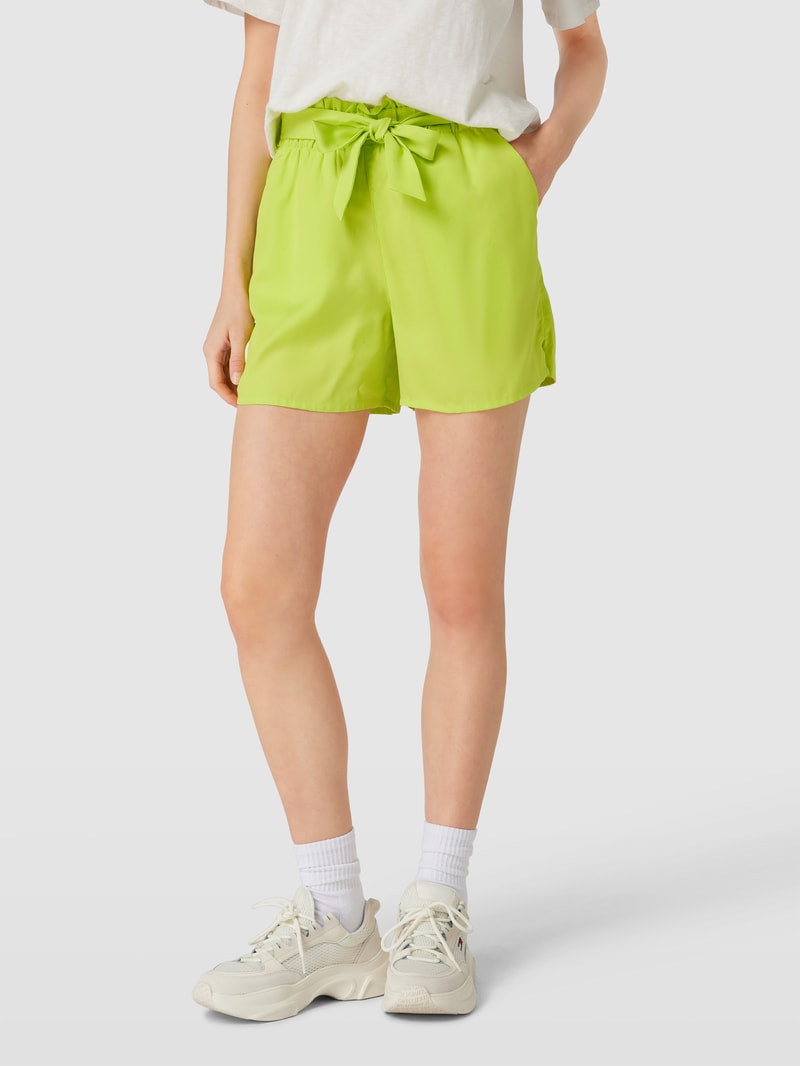 Shorts mit Stoffgürtel in grün