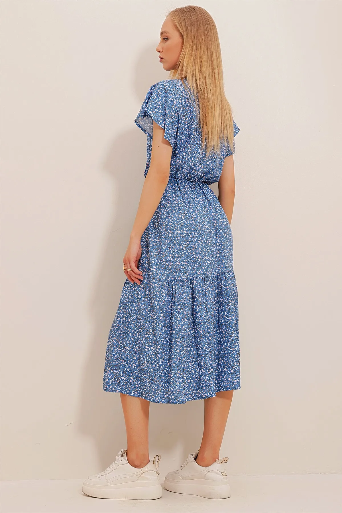 Trend Alaçatı Stili  Himmelblaues, zweireihiges, gewebtes Kleid aus Viskose mit Volantrock und Kragen für Damen ALC-X4373