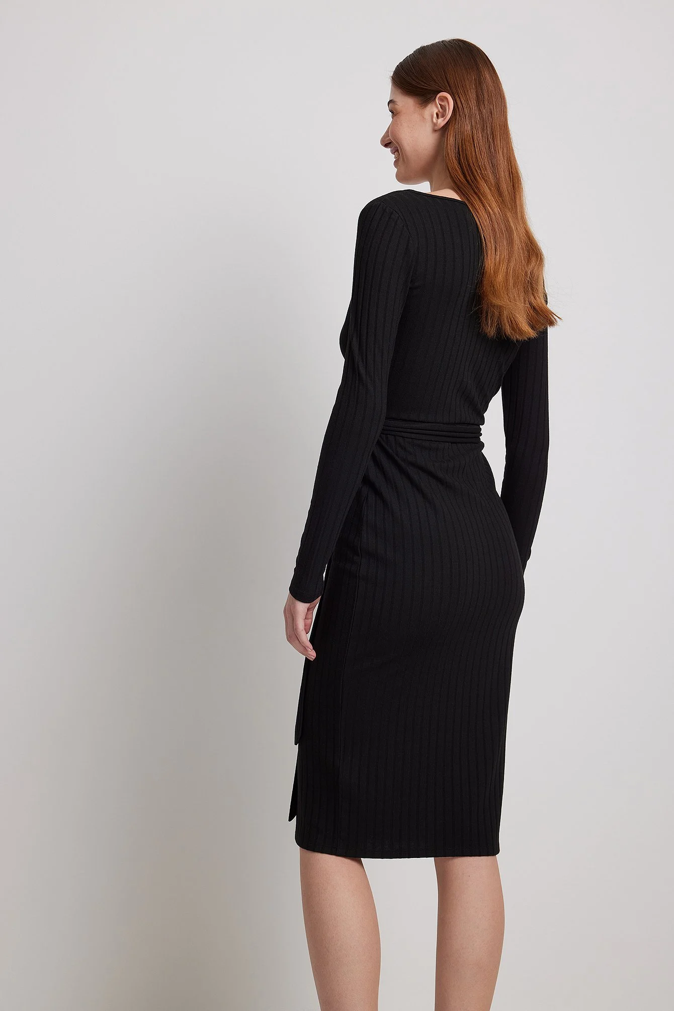 Geripptes Midikleid mit Wickelgürtel