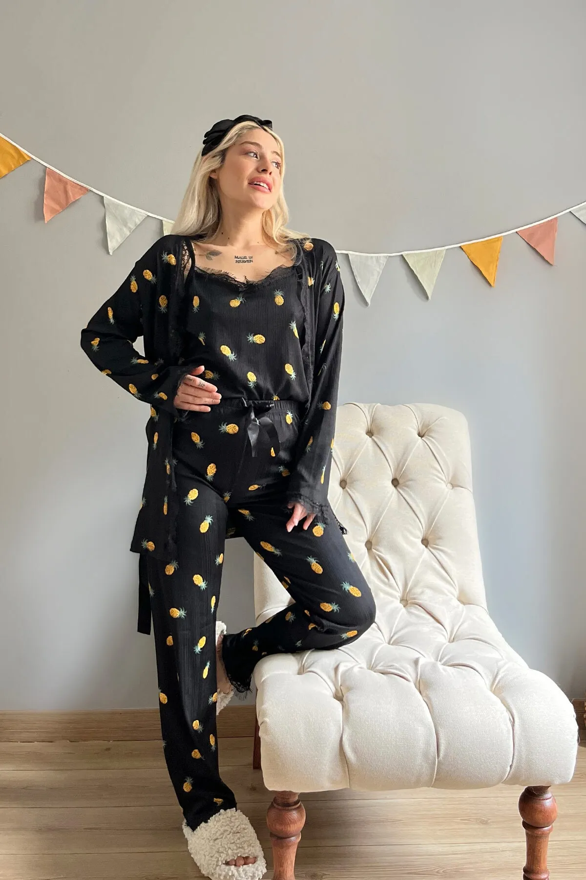 Pijamaevi  Pegasus-Pyjama-Set mit Robe für Damen in Schwarz und Gelb mit Ananasmuster