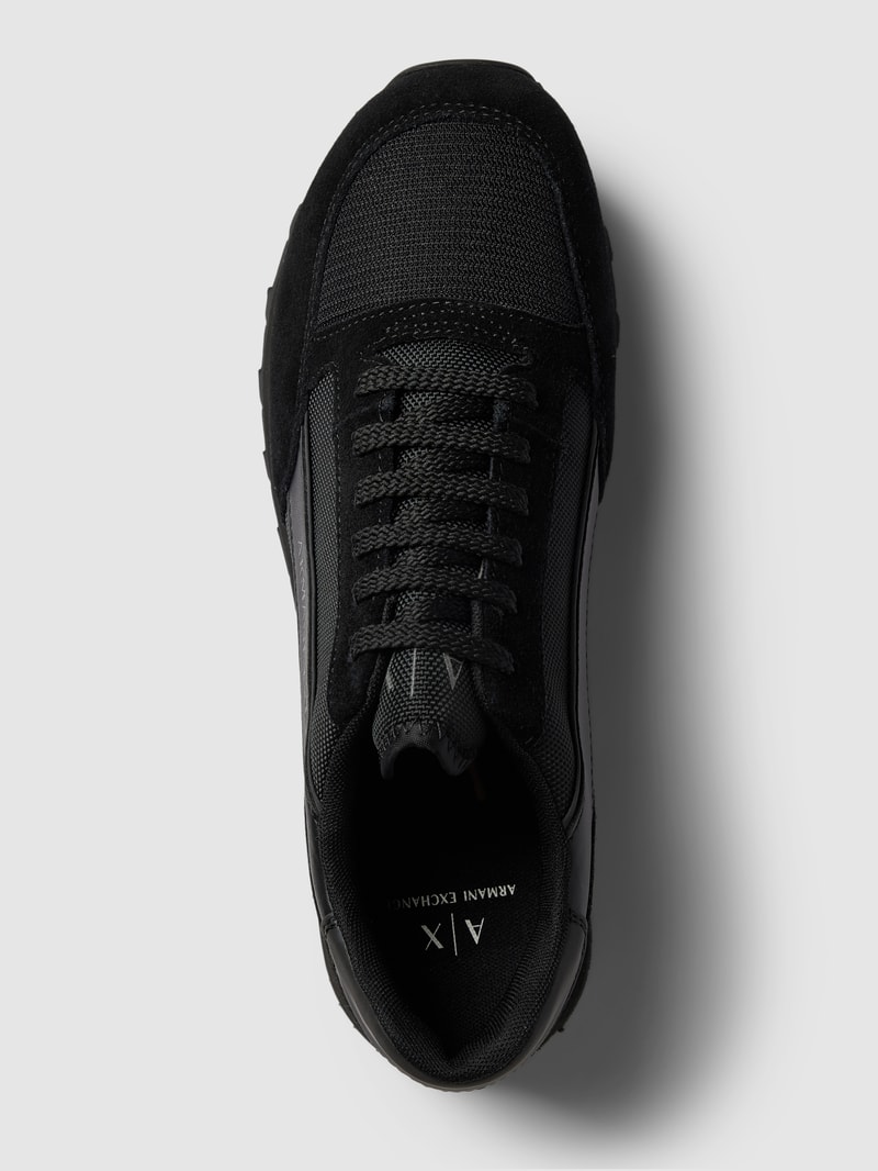 Sneaker mit Label-Detail in schwarz