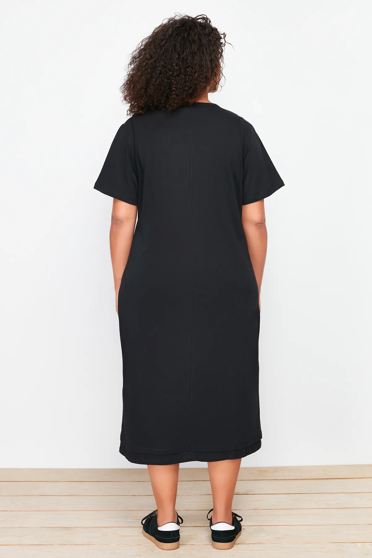 Trendyol Curve  Schwarzes gestricktes T-Shirt-Kleid mit Stickerei und detaillierten Details TBBSS24AH00084
