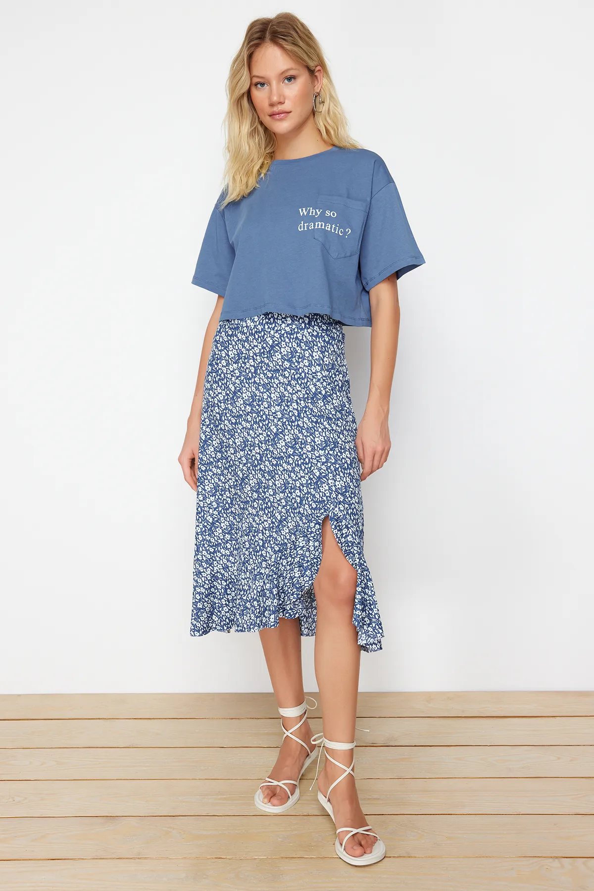 Trendyol Collection  Blau bedruckter High Waist Midi Stretch Strickrock mit Raffung und Volant TWOSS21ET0029