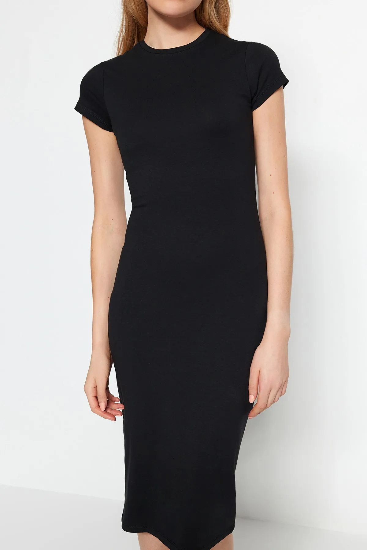 Trendyol Collection  Schwarzes, kurzärmliges, tailliertes/tailliertes, flexibles Midi-Bleistiftkleid aus Baumwolle mit Strickmuster TWOSS23EL00313