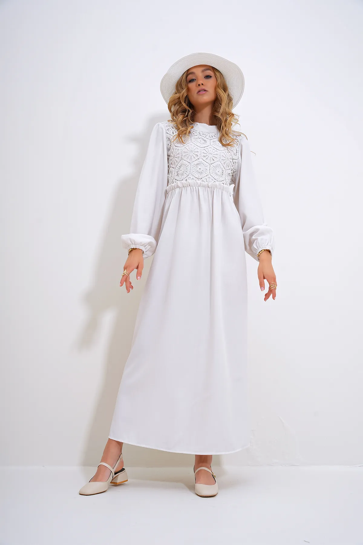 Trend Alaçatı Stili  Weißes Damen-Kleid mit Stehkragen, gehäkeltem geflochtenem Reißverschluss auf der Rückseite ALC-X12025