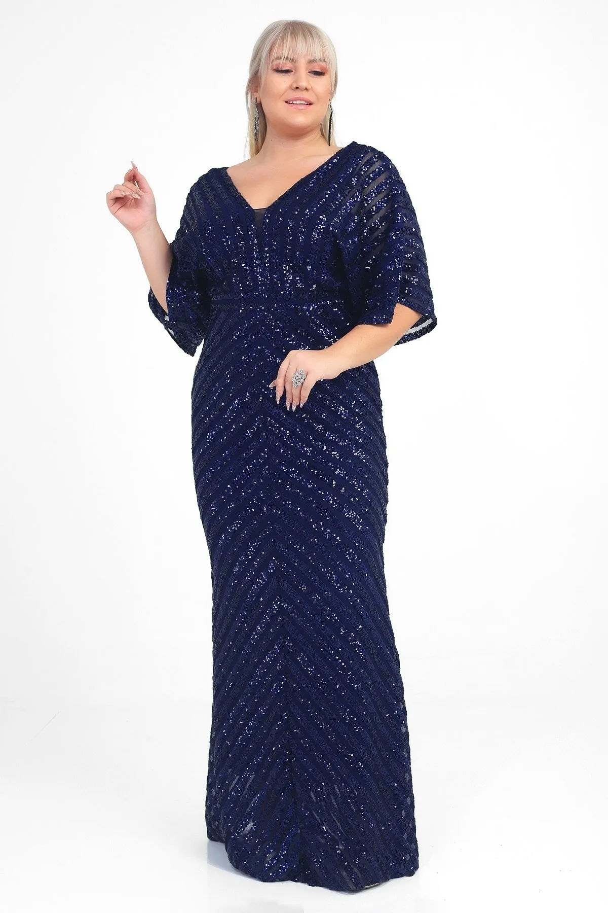 By Saygı  Marineblaues, mit Pailletten gefüttertes, langes Ottoban-Abendkleid in Übergröße für Damen