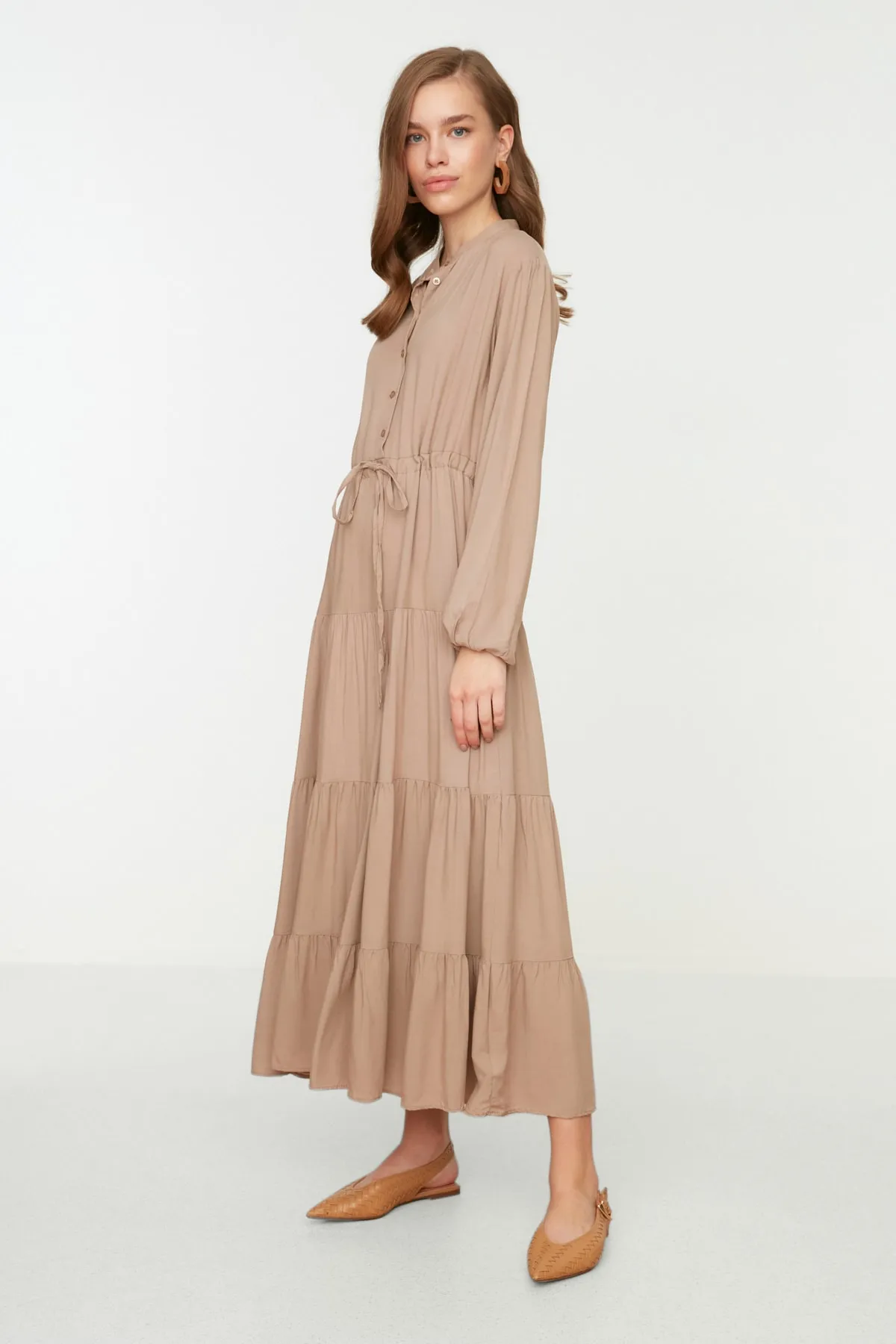 Trendyol Modest  Gewebtes Kleid mit Vergrößerungskragen und geraffter Taille in Nerzfarbe TCTSS22EB0110
