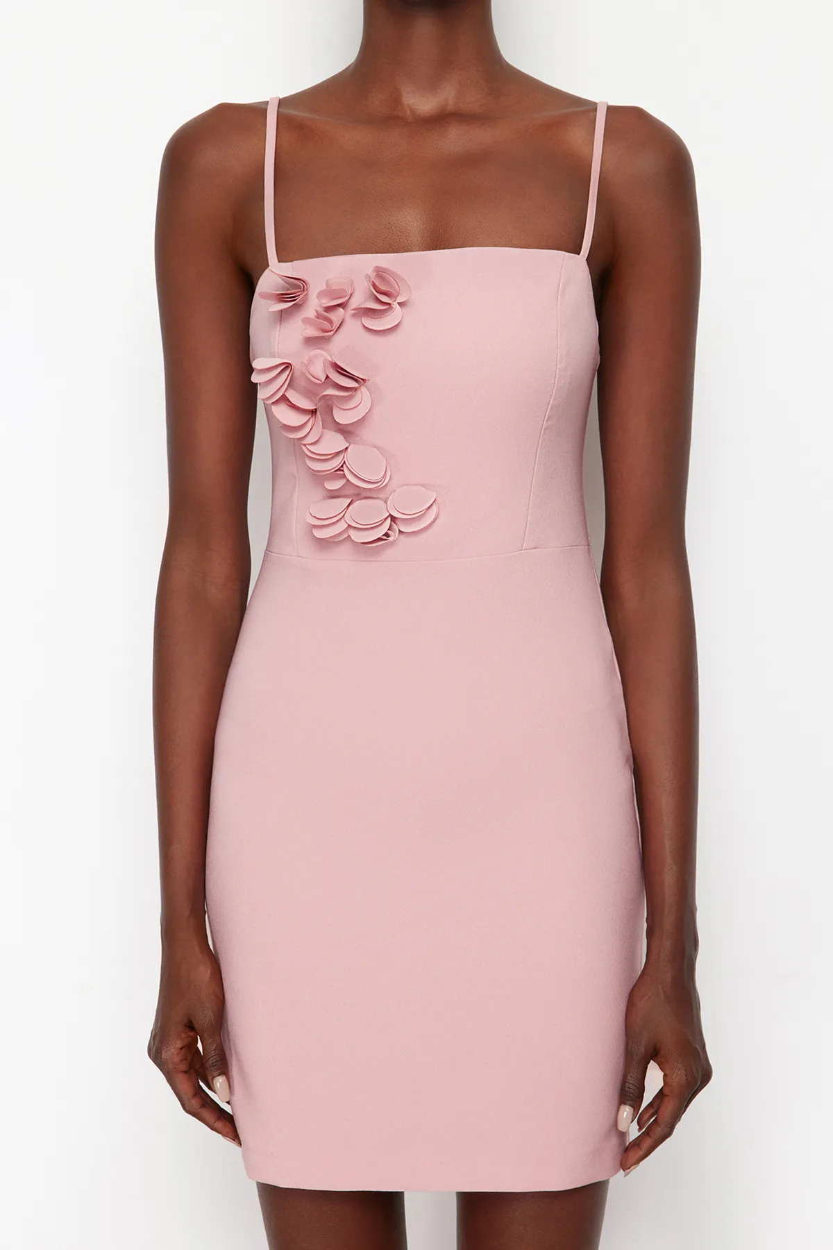 Trendyol Collection  Puderfarbenes, körperbetontes, gewebtes, florales, elegantes Abendkleid TPRSS24EL00114