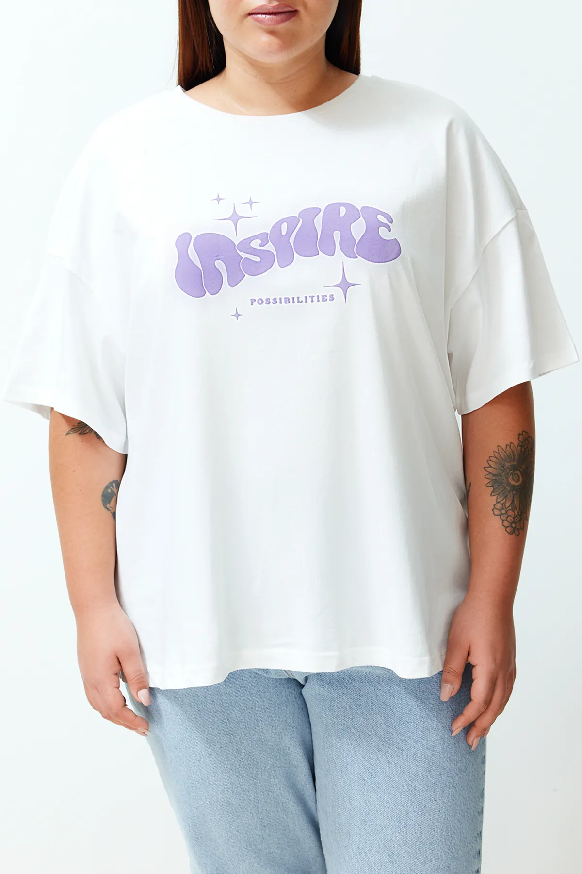 Trendyol Curve  Ecru Unisex-Übergröße, bequemes Paar-Strick-T-Shirt aus 100 % Baumwolle TBSSS24BF00033