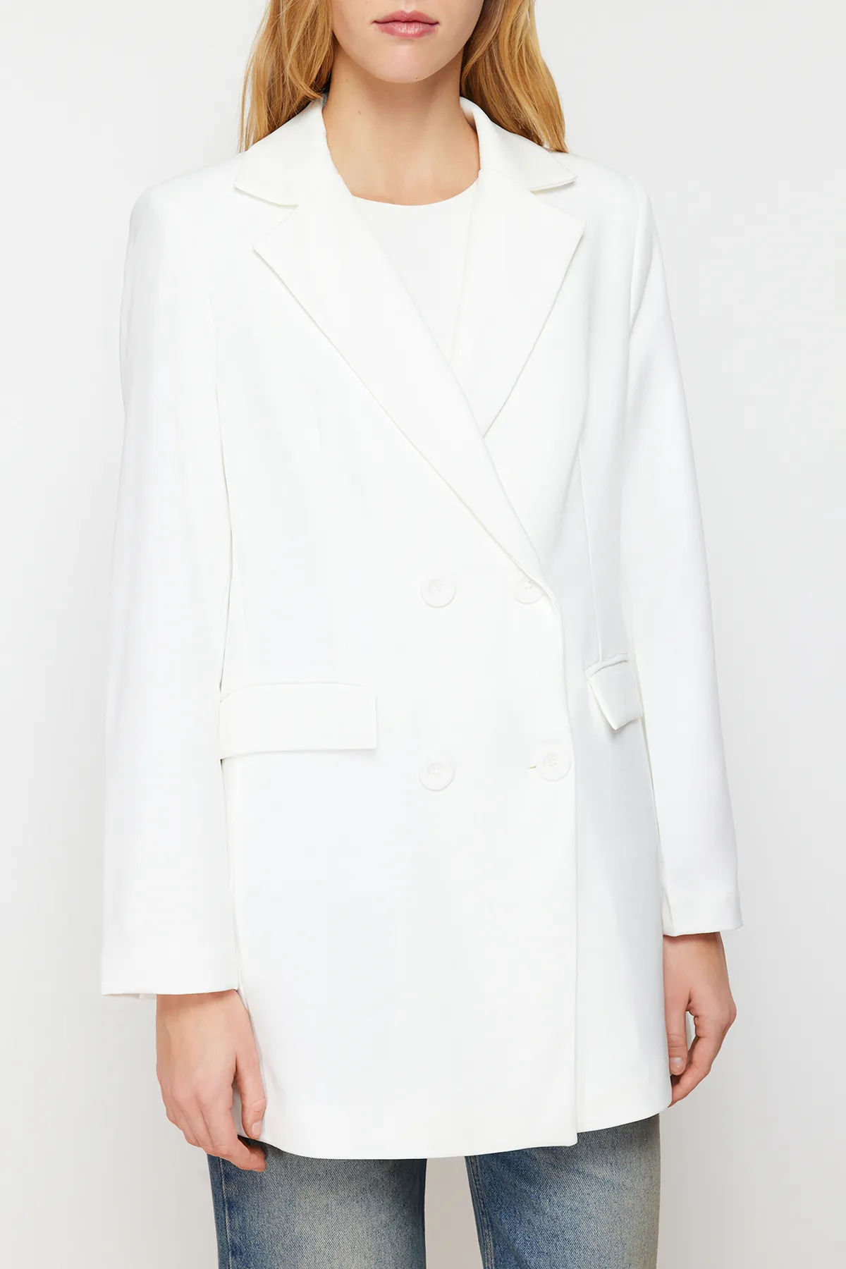 Trendyol Modest  Ecrufarbener Blazer aus Webstoff mit Doppelknöpfen und detailliertem Taschenfutter TCTSS22CE0250