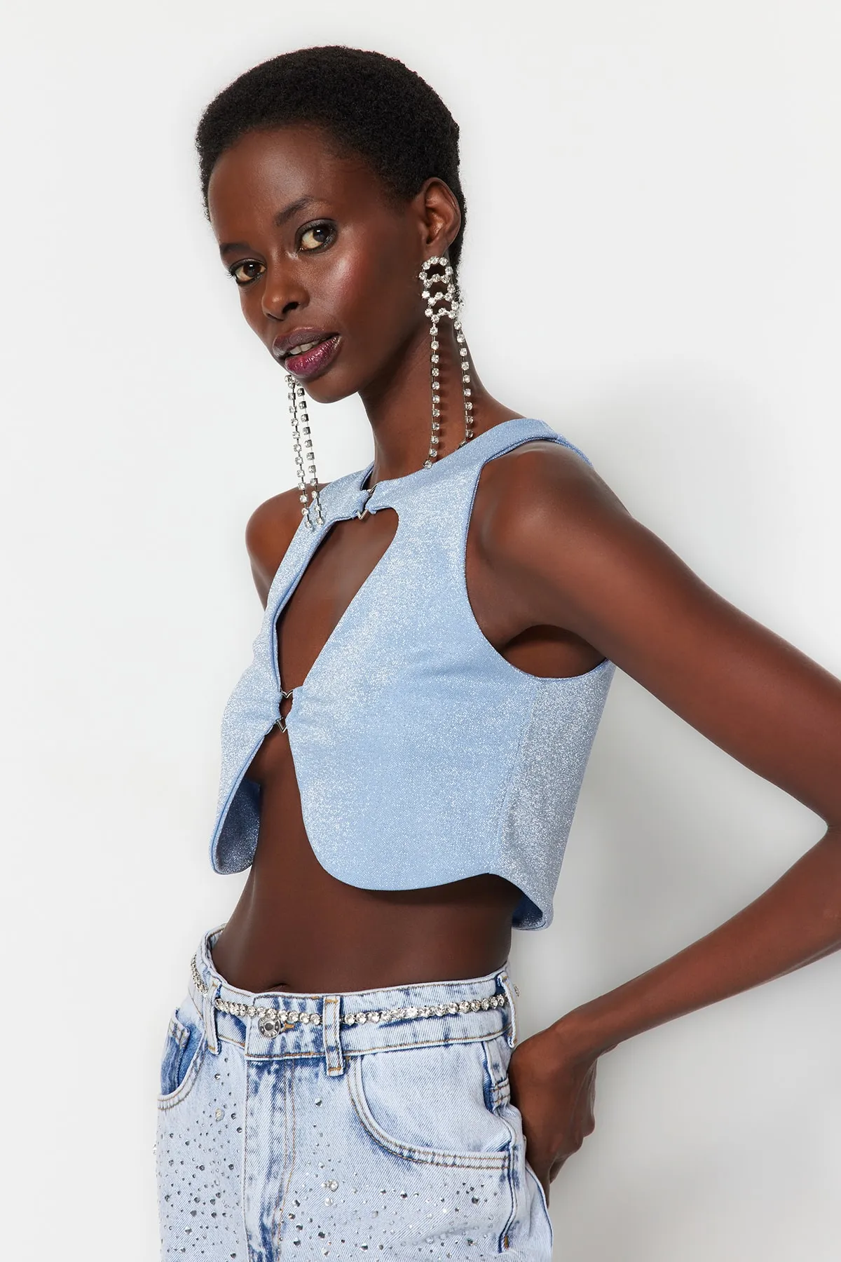 Trendyol Collection  Blaues Crop-Strick-Bustier mit Fenster/Ausschnitt und detailliertem Accessoire TPRSS23BS00044