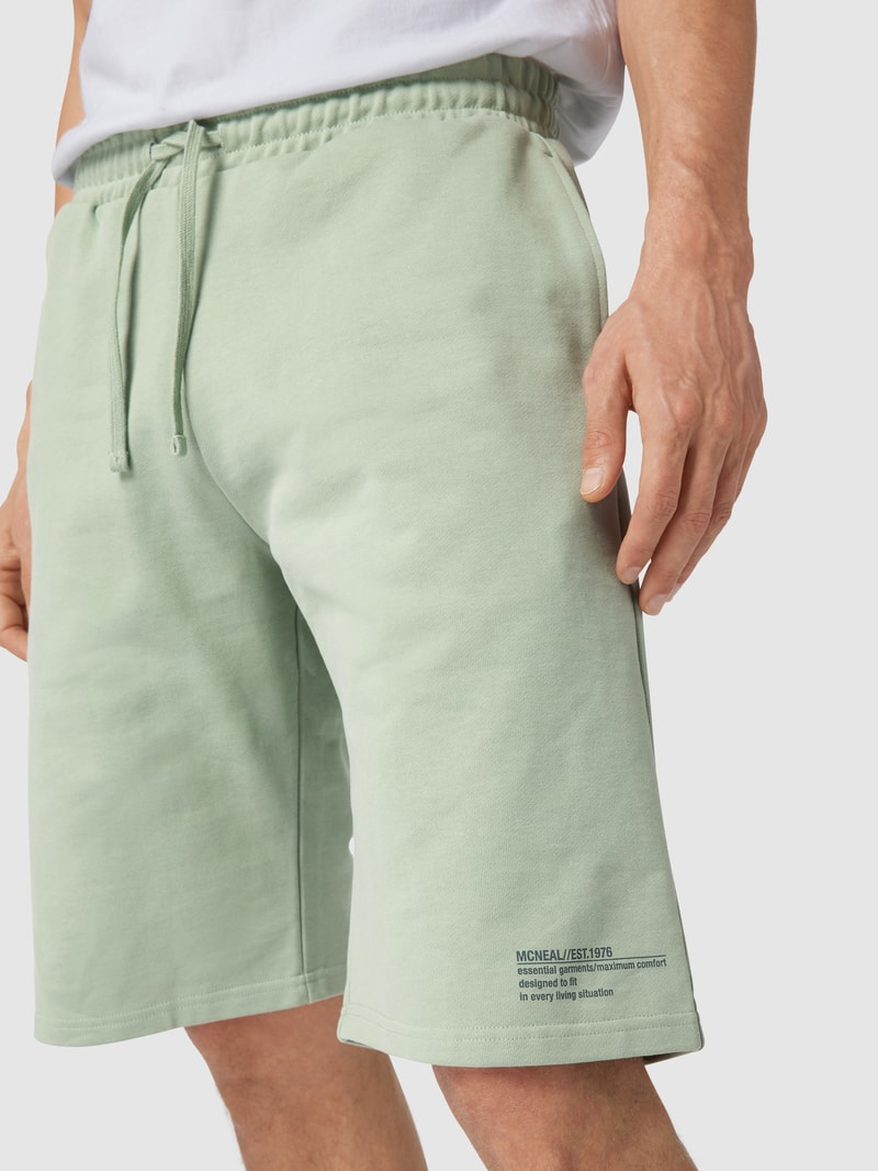 Sweatshorts mit Label-Print in lindgrün