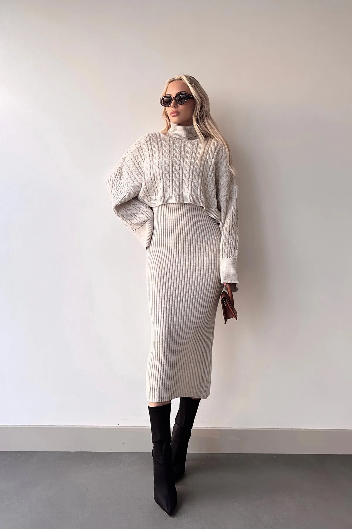 ZF BUTİK  Set aus schwarzem Rollkragenpullover mit gestricktem Motiv und Strickkleid