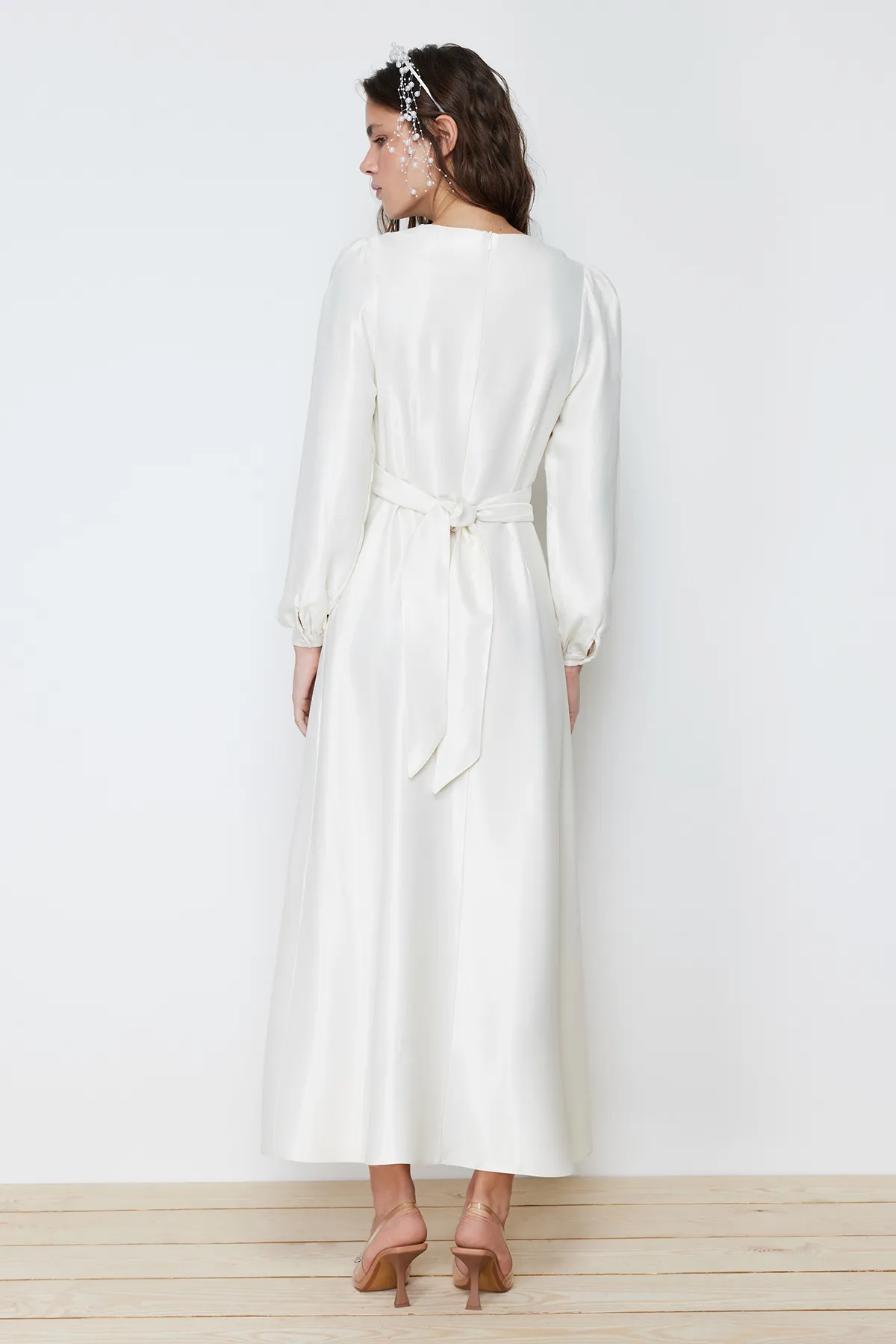 Trendyol Modest  Ecru Zweireihiges, detailliertes langes Hochzeits-/Besondere-Tag-Abendkleid TCTAW22EB0105