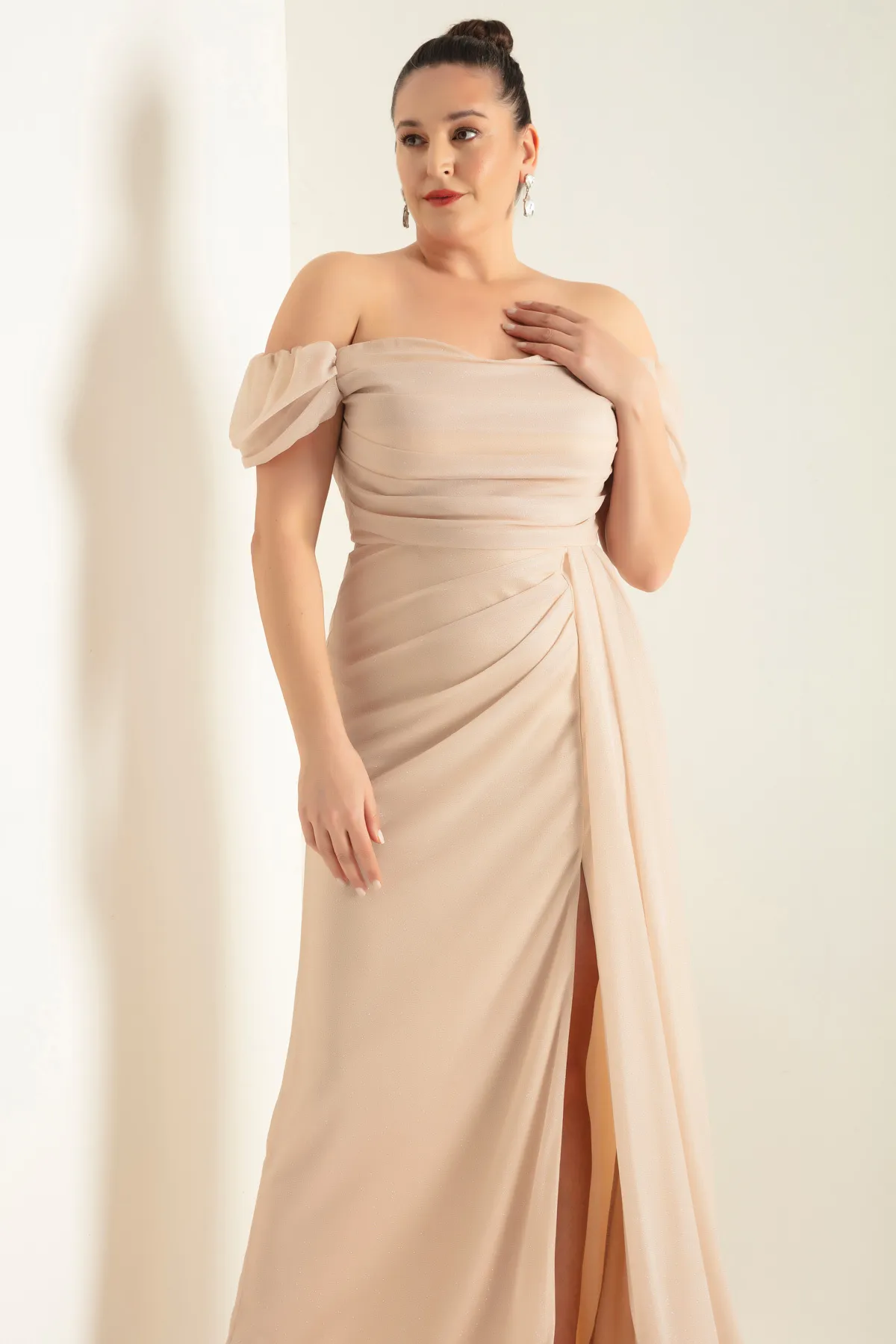 Lafaba  Damen-Abendkleid in Beige mit U-Boot-Ausschnitt, drapiertem Schlitz, langes Glitzer-Abendkleid