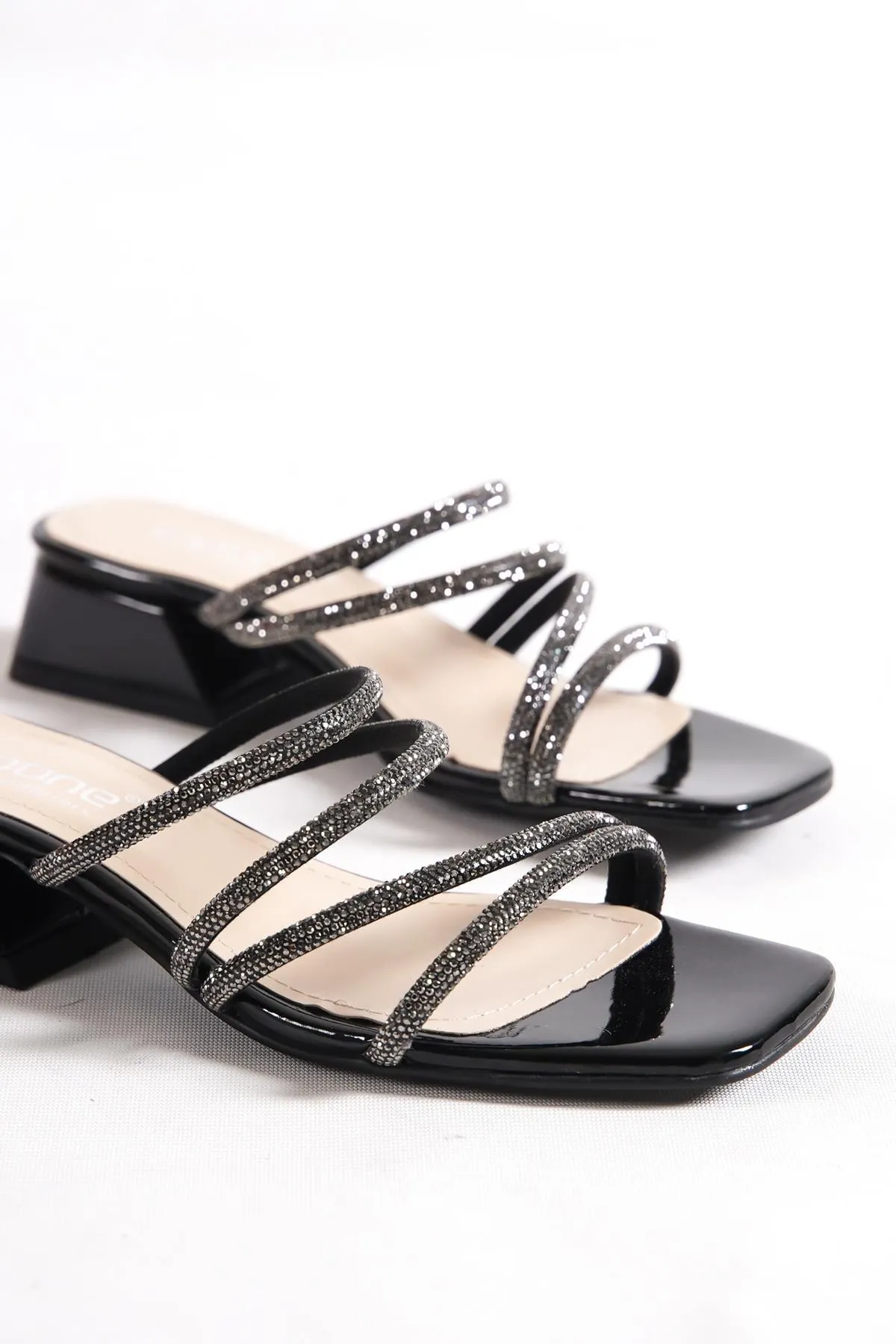 Capone Outfitters  Capone Blunt Toe Stony Banded Damen-Hausschuhe aus schwarzem Lackleder mit kurzem Absatz