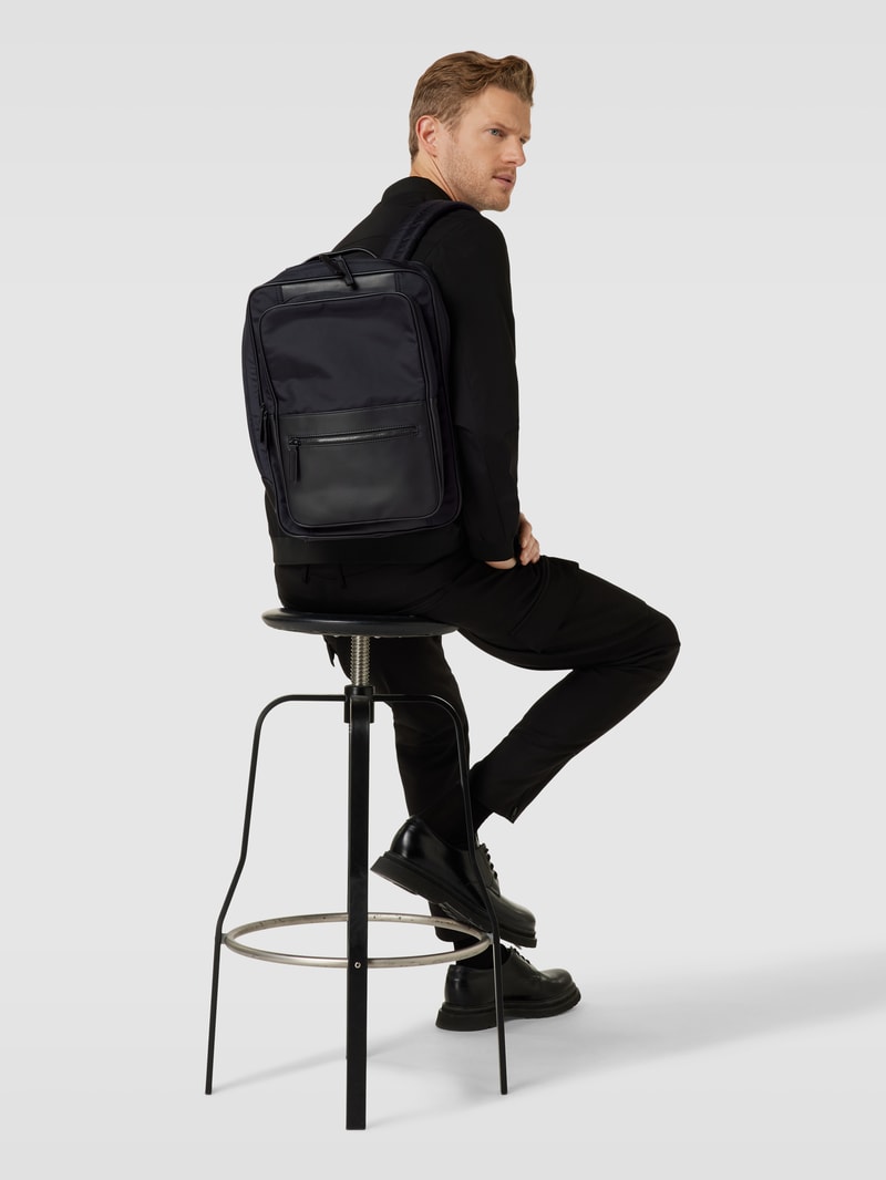 Rucksack mit tonalem Besatz in marineblau
