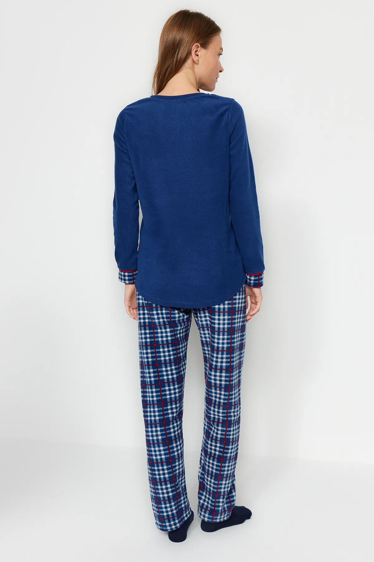 Trendyol Collection  Marineblaues Pyjama-Set aus Fleece mit Slogan und kariertem T-Shirt und Hose aus Strick THMAW24PT00277