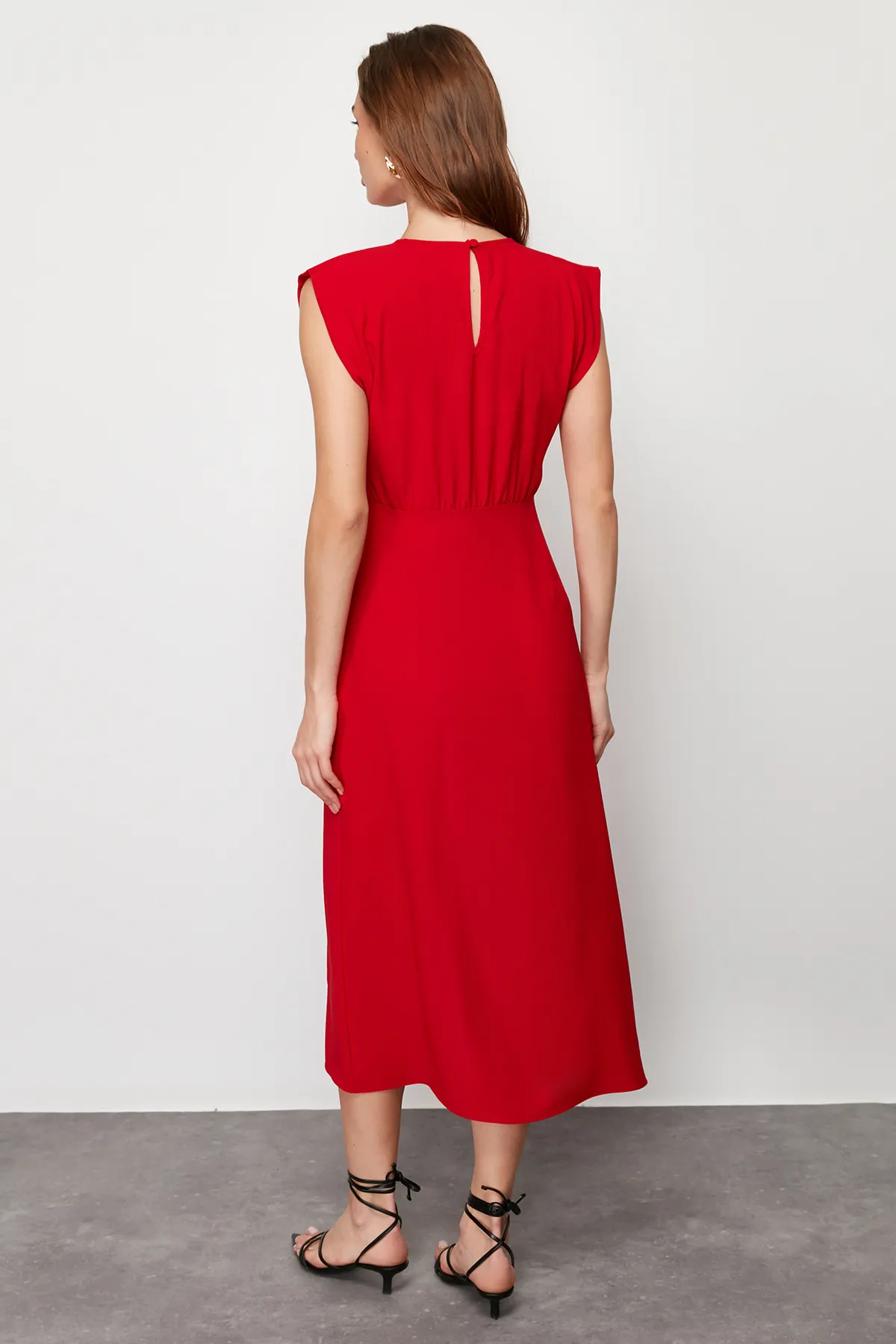 Trendyol Collection  Rotes A-Linien-Midikleid aus Aerobin-Gewebe mit Rundhalsausschnitt und Rundhalsausschnitt TWOSS24EL00601