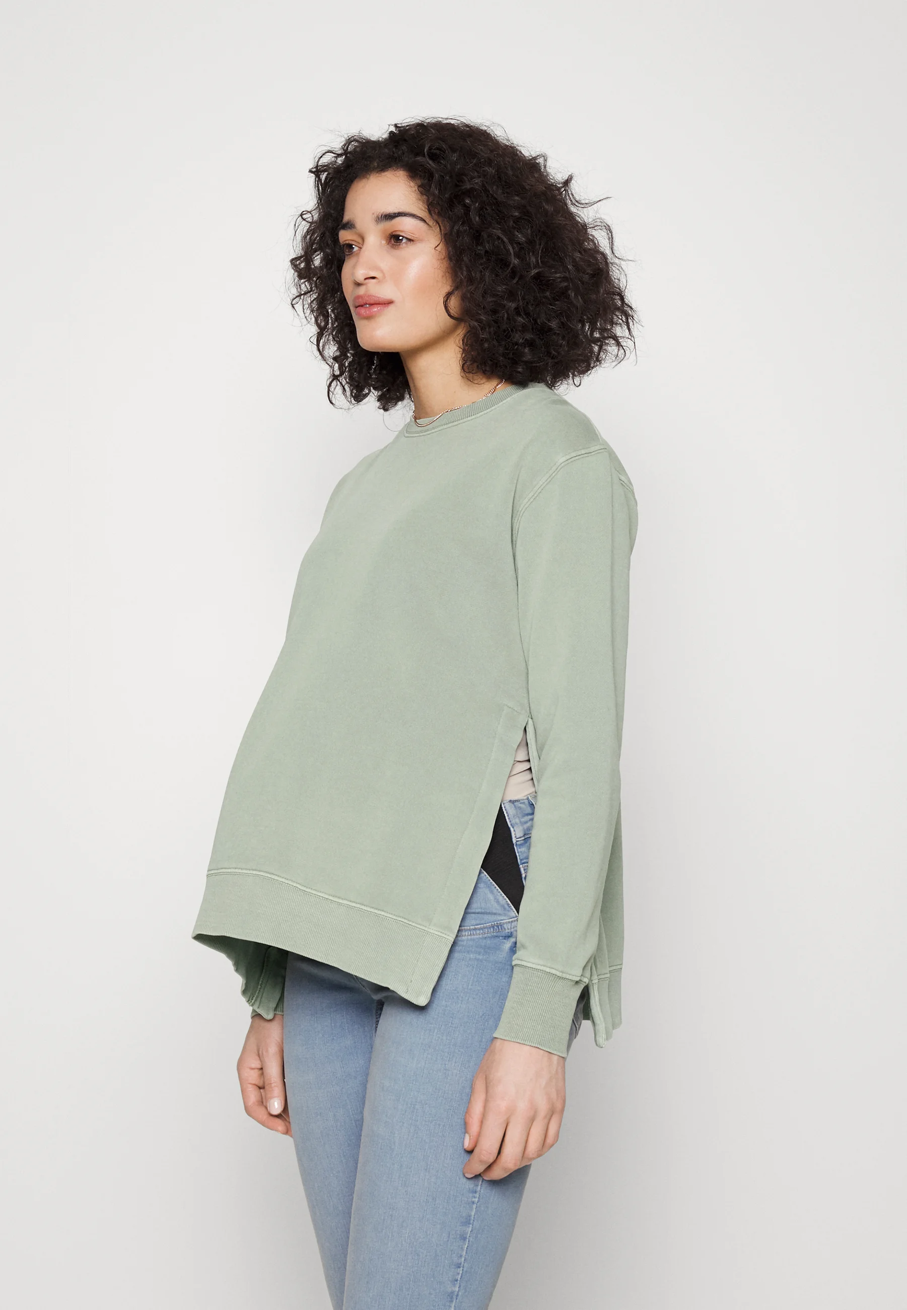 Sudadera clásica de cuello redondo con lavado lateral de Cotton On Maternity