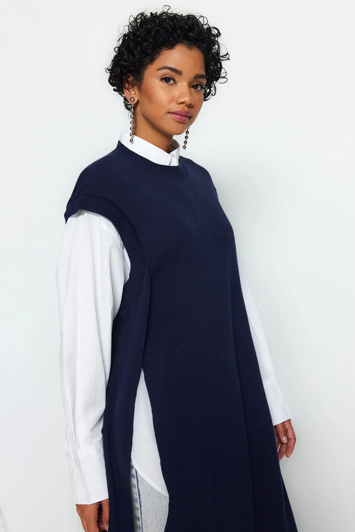 Trendyol Modest  Marineblauer langer Strickpullover mit Seitenschlitzen TCTAW24UV00018