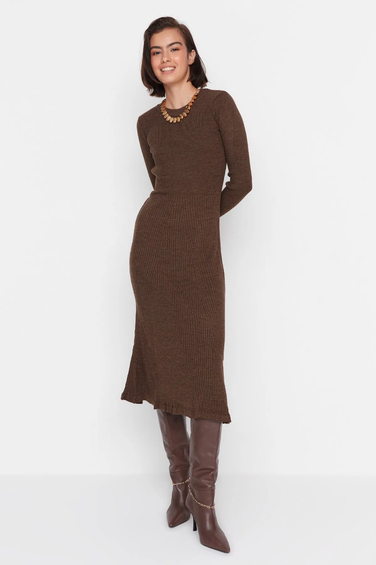 Trendyol Collection  Braunes Midi-Strickkleid mit Rundhalsausschnitt TWOAW21EL0422