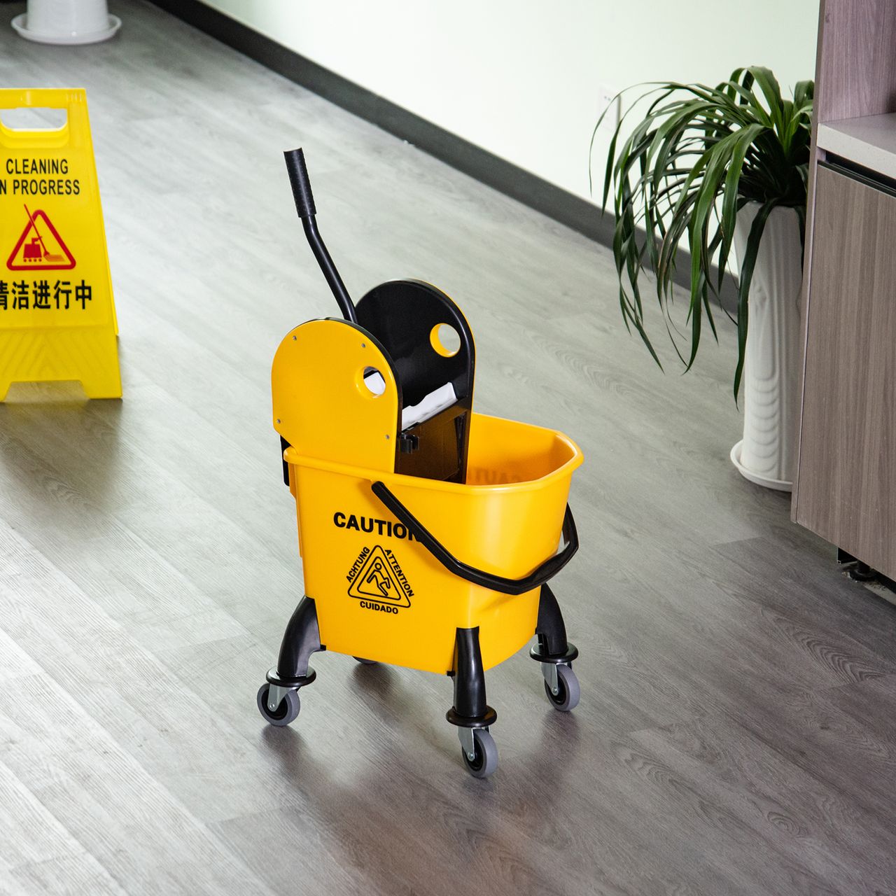 HOMCOM Reinigungswagen Fahreimer Putzeimer Wischwagen mit Auswringvorrichtung 26 Liter, Gelb, 44 x 36 x 90 cm