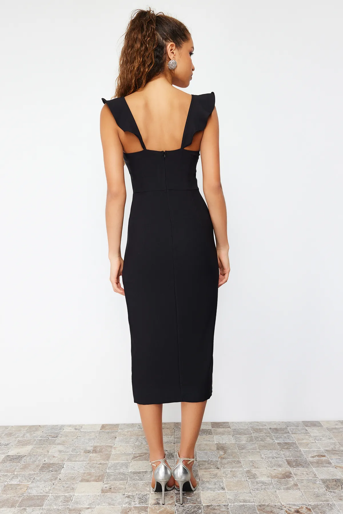 Trendyol Collection  Schwarzes, gewebtes Kleid mit Rüschenträgern TPRSS24EL00134