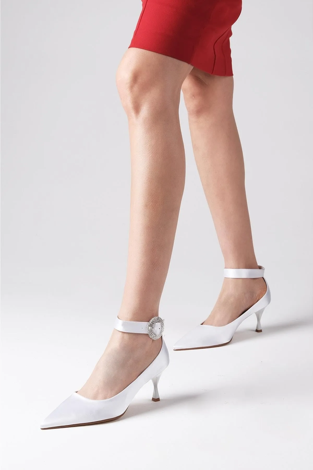 Mio Gusto  Damen-Abendkleid-Schuhe mit Absatz von Felicia aus weißem Satinstoff mit gesteinigter Schnalle