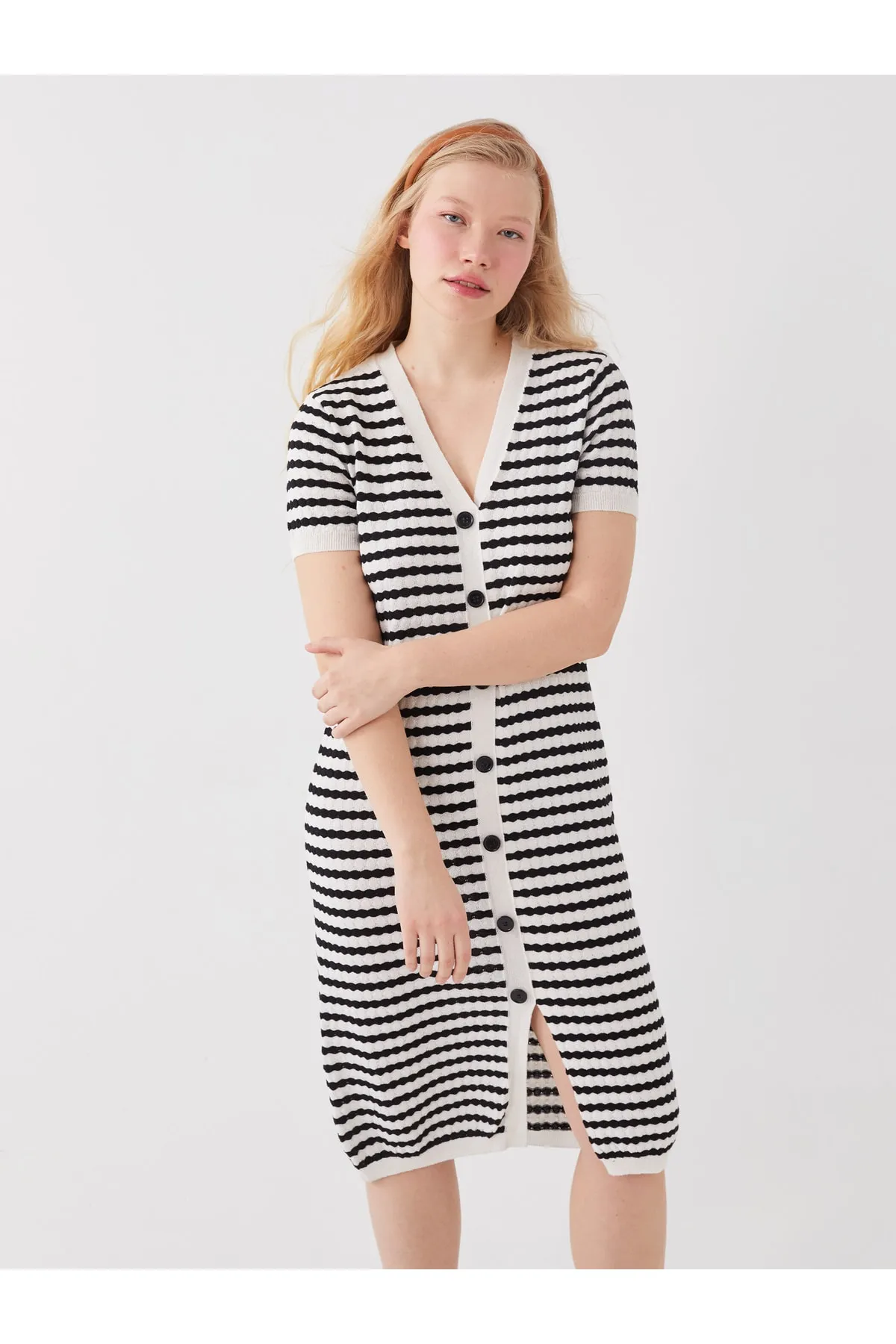 LC Waikiki  Gemustertes, kurzärmliges Damenkleid mit V-Ausschnitt