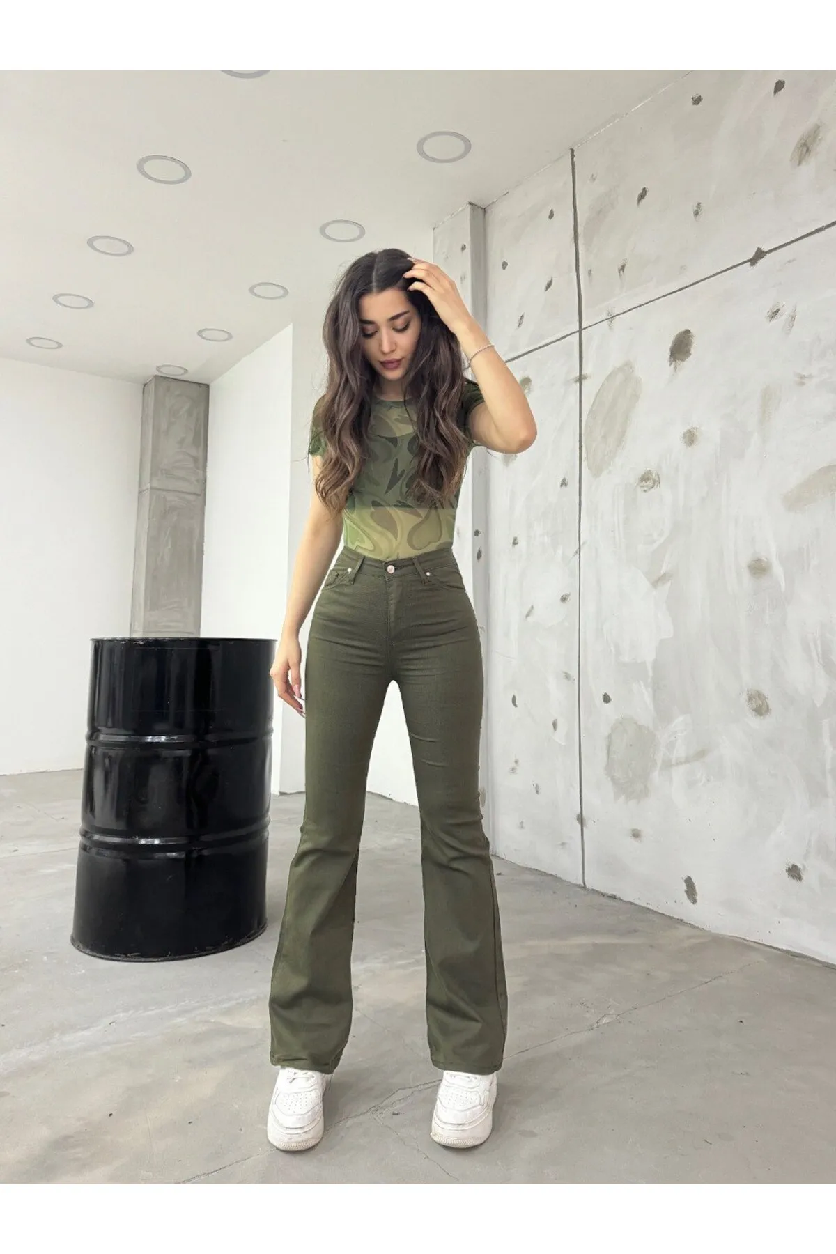 BİKELİFE  Khakifarbene, flexible Lycra-Hose mit ausgestelltem Bein für Damen