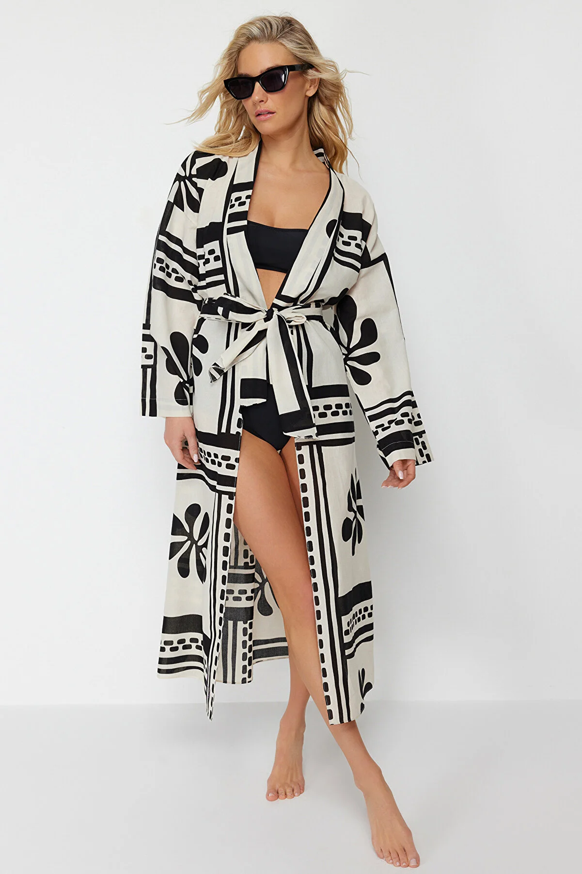 Trendyol Collection  Maxi-Kimono und Kaftan aus 100 % Baumwolle mit Blumenmuster und Gürtel TBESS24KM00013