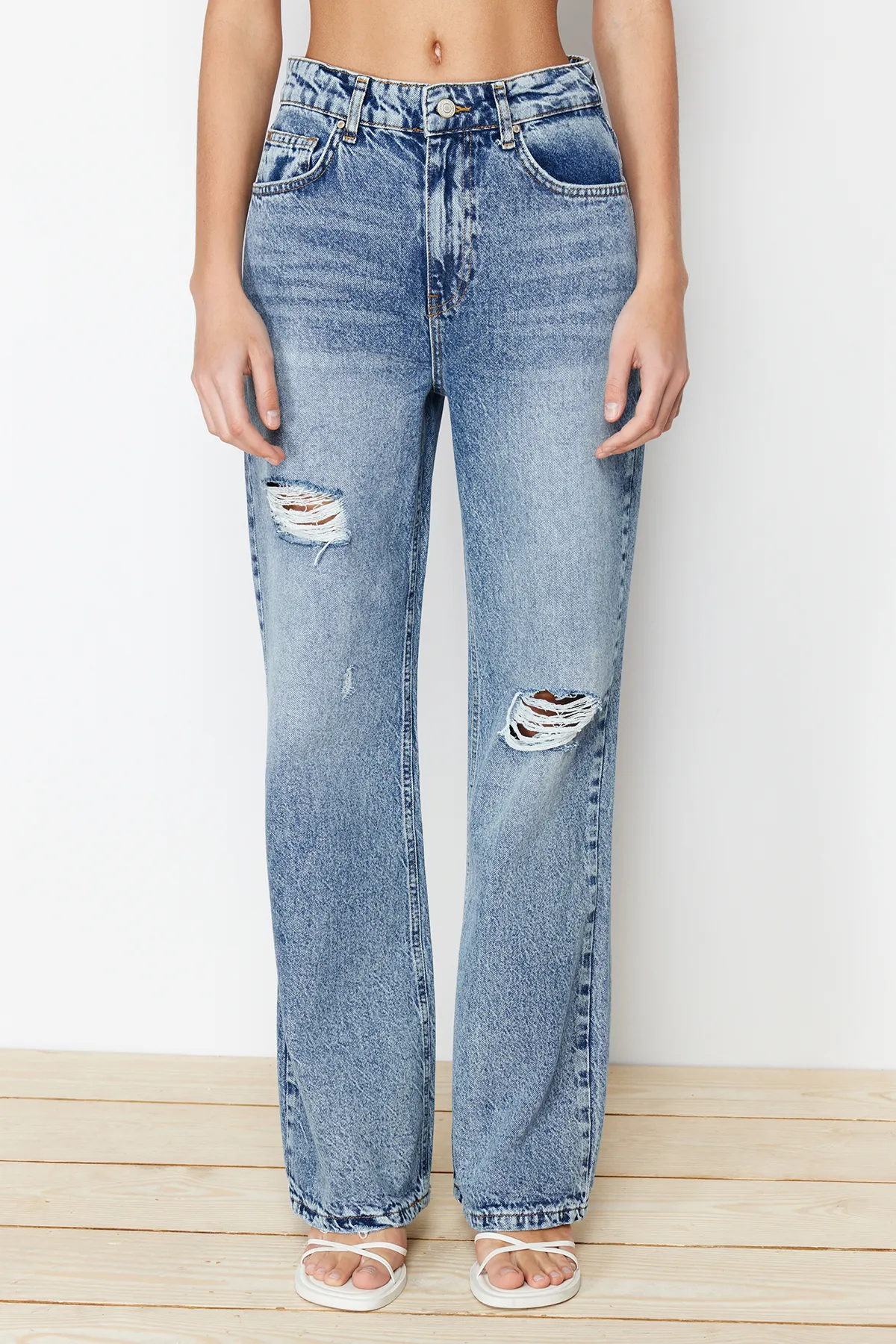 Trendyol Collection  Blaue zerrissene Jeans mit weitem Bein und hoher Taille TWOSS24JE00073