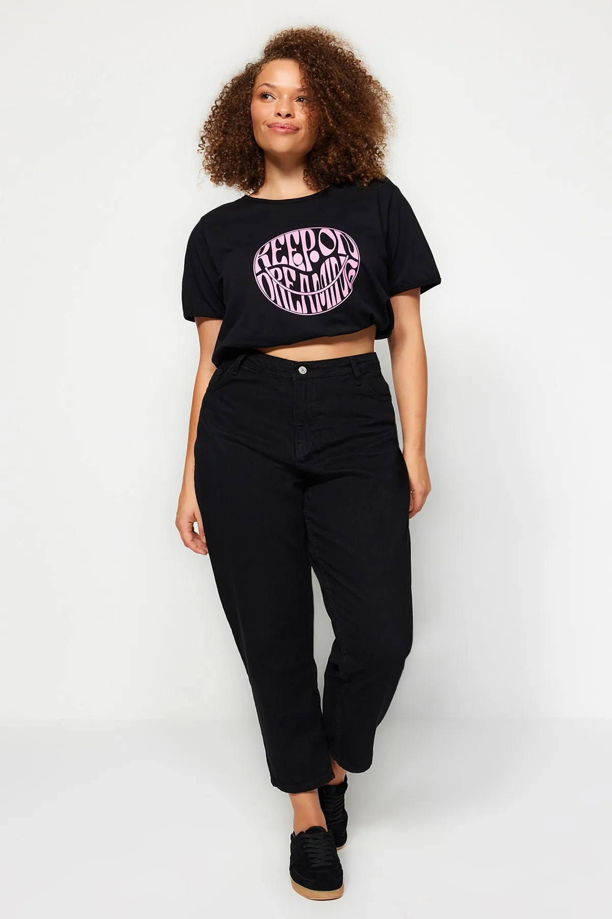 Trendyol Curve  Schwarze Mom-Fit-Jeans TBBSS23CJ00038