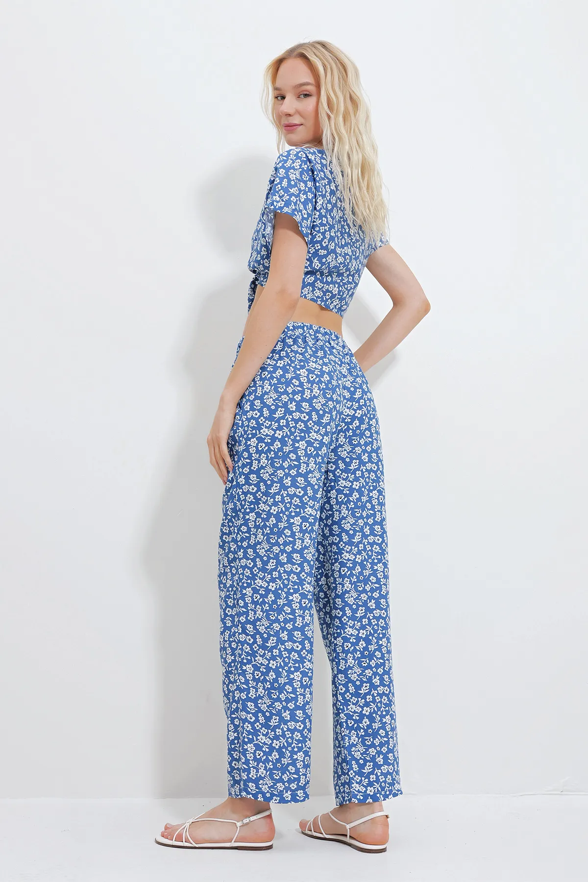 Trend Alaçatı Stili  Damen-Set aus blau gemusterter, bauchfreier Bluse zum Binden und Taschenhose unten oben, gewebt, Set Alc-X11745