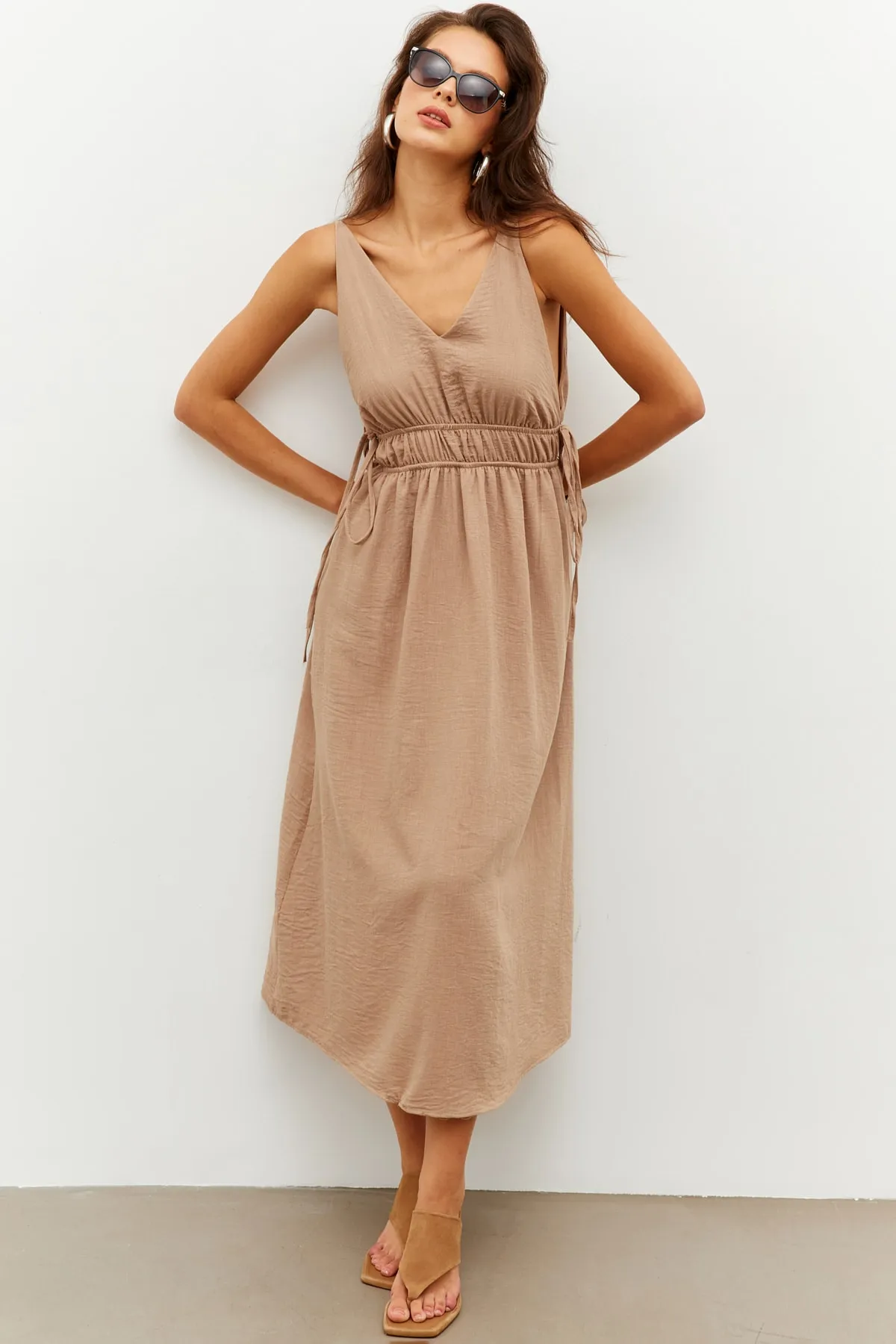 Cool & Sexy  Kamelfarbenes Damen-Midikleid aus Leinen mit V-Ausschnitt vorne und hinten, PP7444