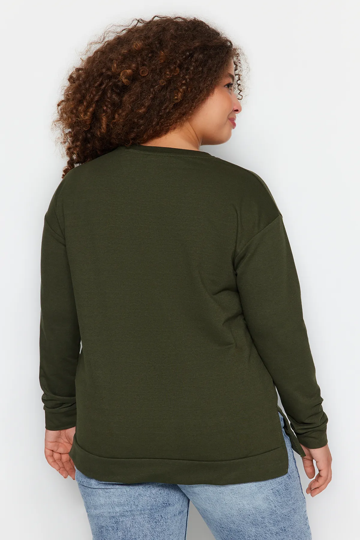 Trendyol Curve  Khakifarbenes, dünnes Strick-Sweatshirt mit Schlitz und Details TBSSS22SW0172