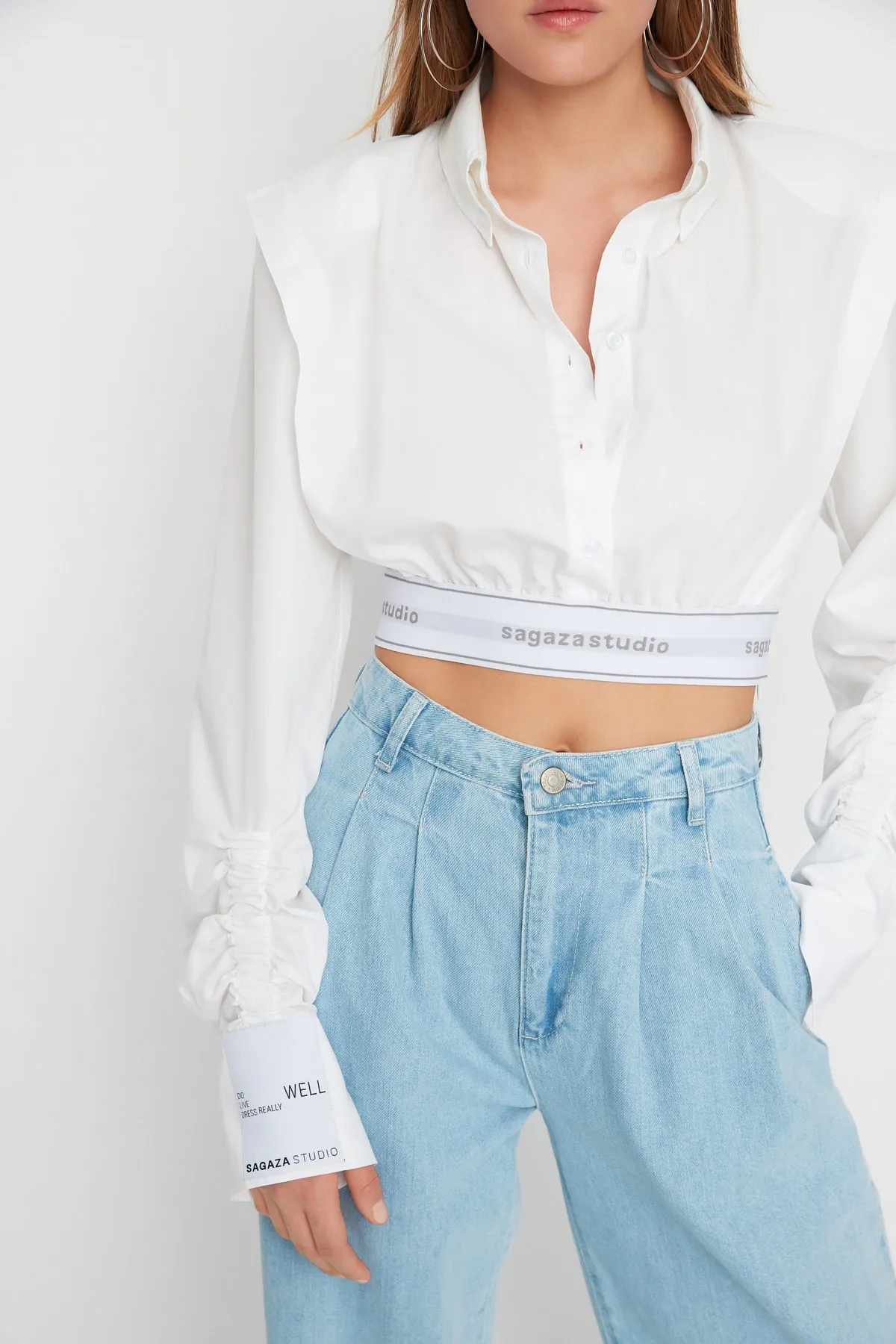 Trendyol Collection  Weißes, bauchfreies Hemd mit Details