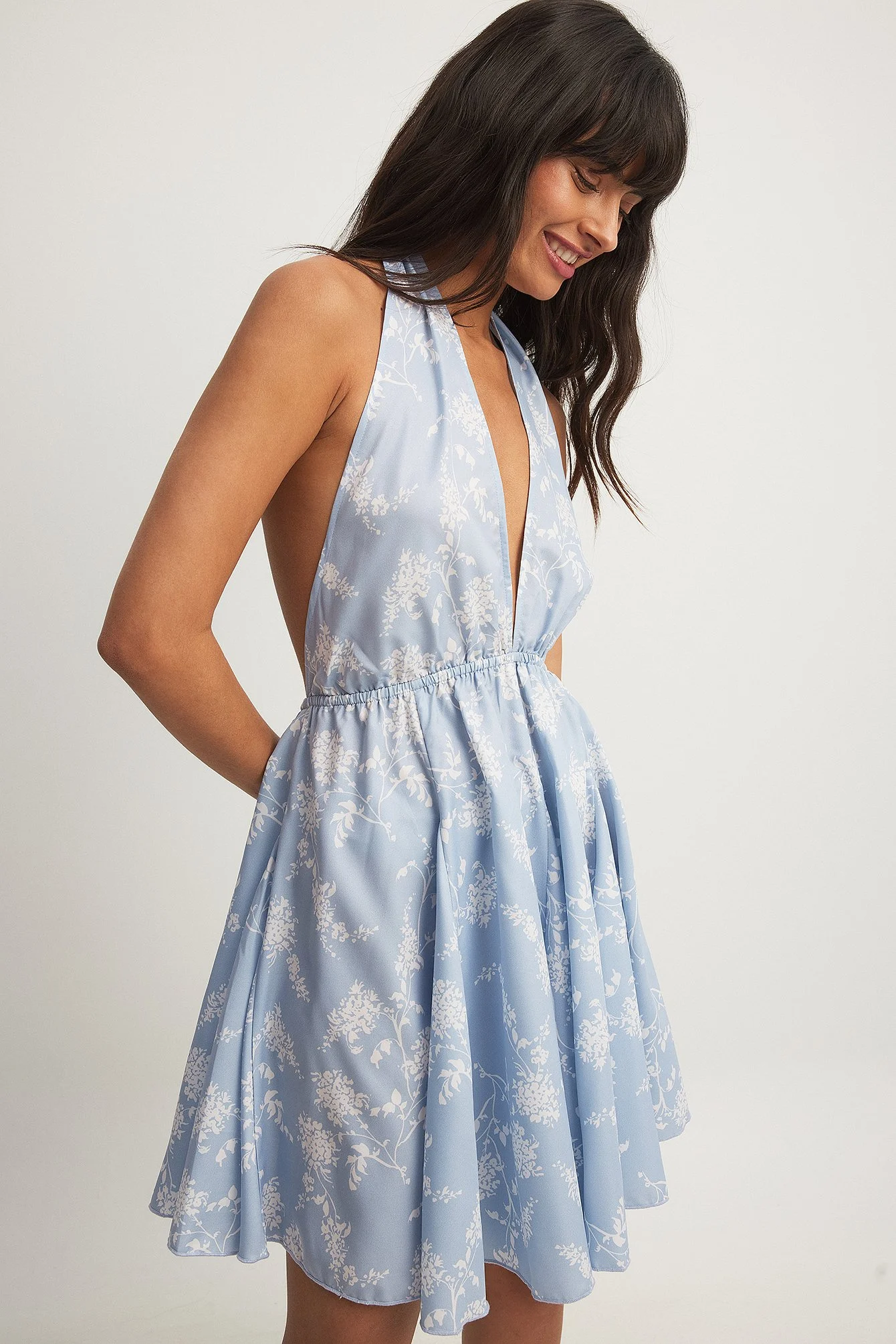 Neckholder-Minikleid mit Einsätzen