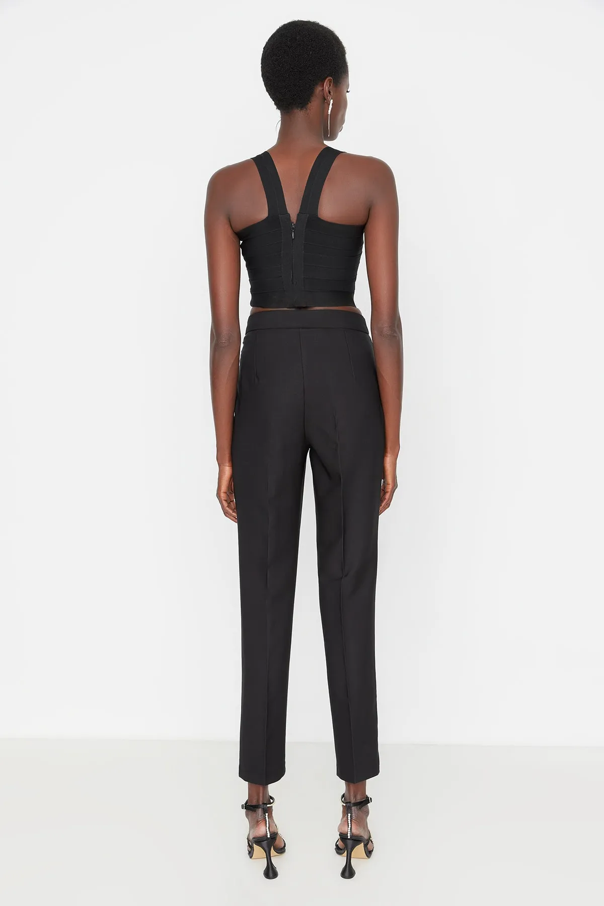 Trendyol Collection  Schwarze gewebte Hose mit schmalem Bein TPRAW23PL00000