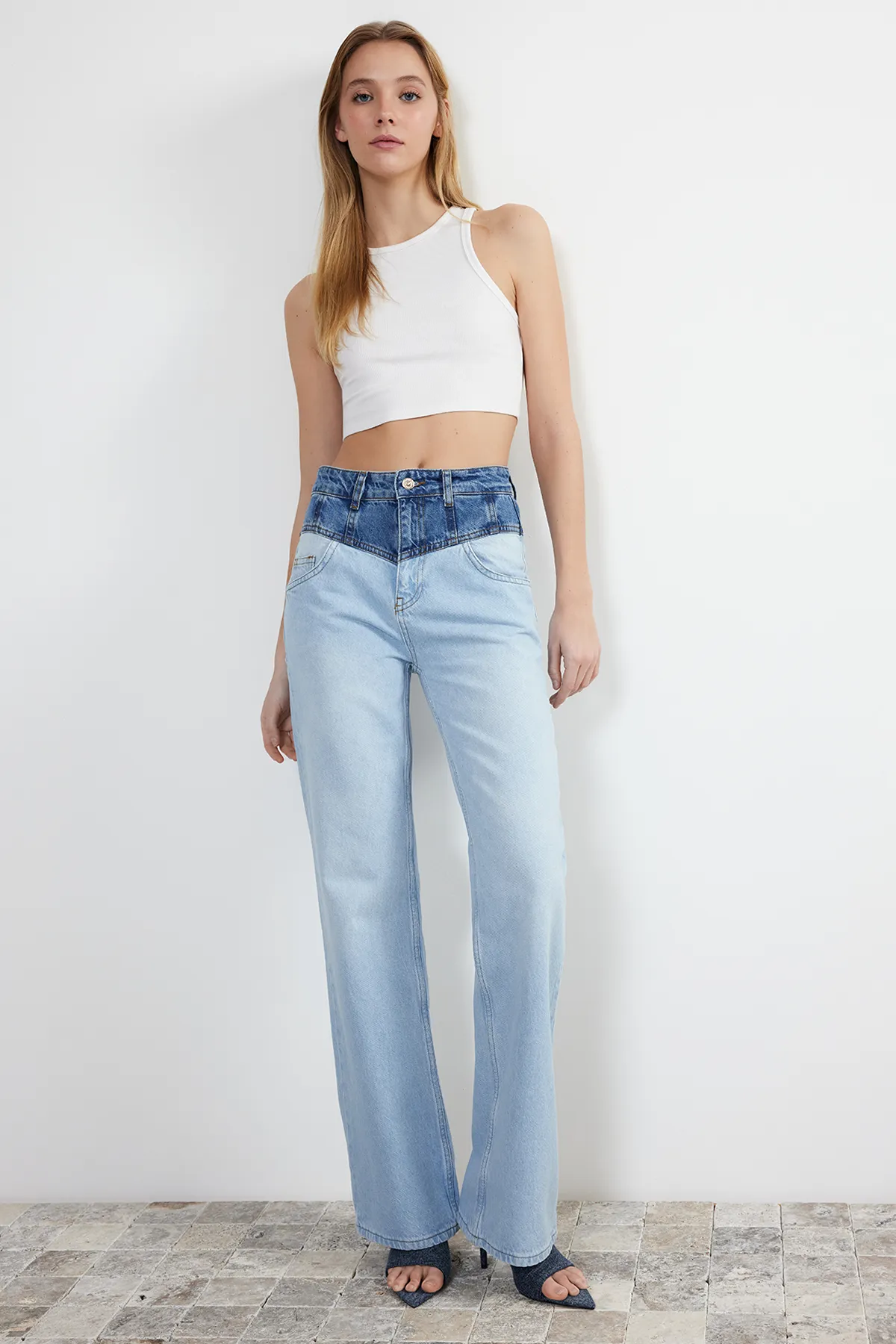 Trendyol Collection  Blaue Farbblock-Jeans mit hoher Taille und weitem Bein TWOSS24JE00110